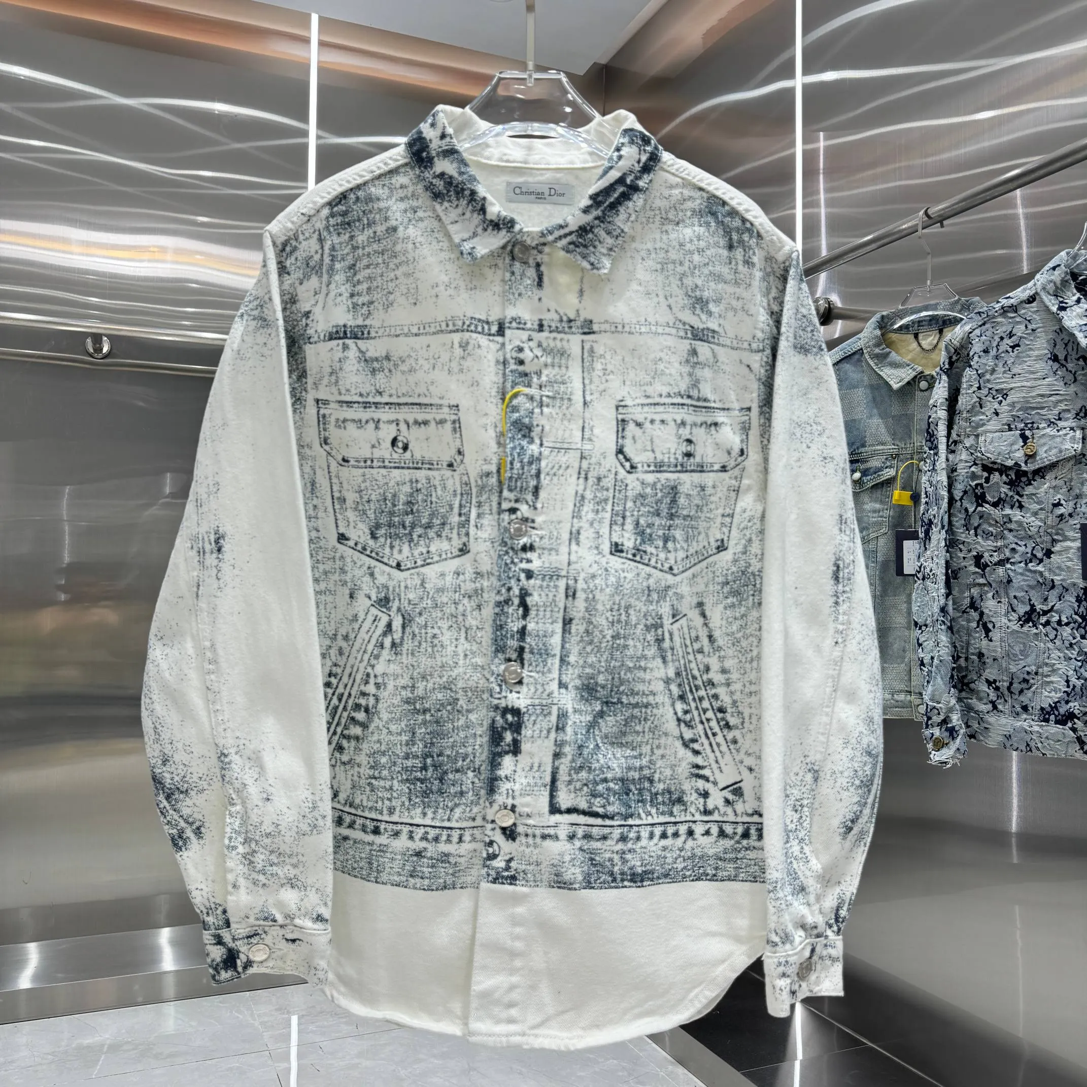 🅿️370 Dior 25ss new denim jacket shirt casual style shows fashionable charm. Crafted from beige cotton twill, it's finished with an all-over dark blue MKII effect pattern, making each piece unique. Wear with the matching cargo-effect trousers for a coordinated, casual look. Same style for men and women High version Size: M L XL XXL Color White