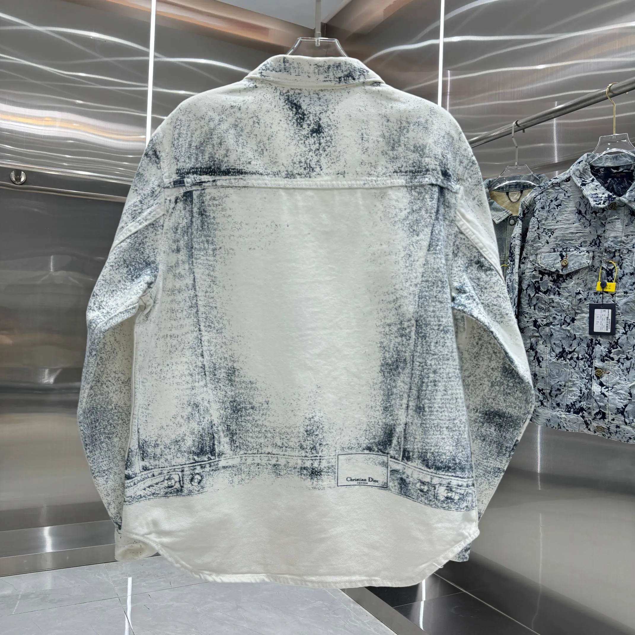 🅿️370 Dior 25ss new denim jacket shirt casual style shows fashionable charm. Crafted from beige cotton twill, it's finished with an all-over dark blue MKII effect pattern, making each piece unique. Wear with the matching cargo-effect trousers for a coordinated, casual look. Same style for men and women High version Size: M L XL XXL Color White