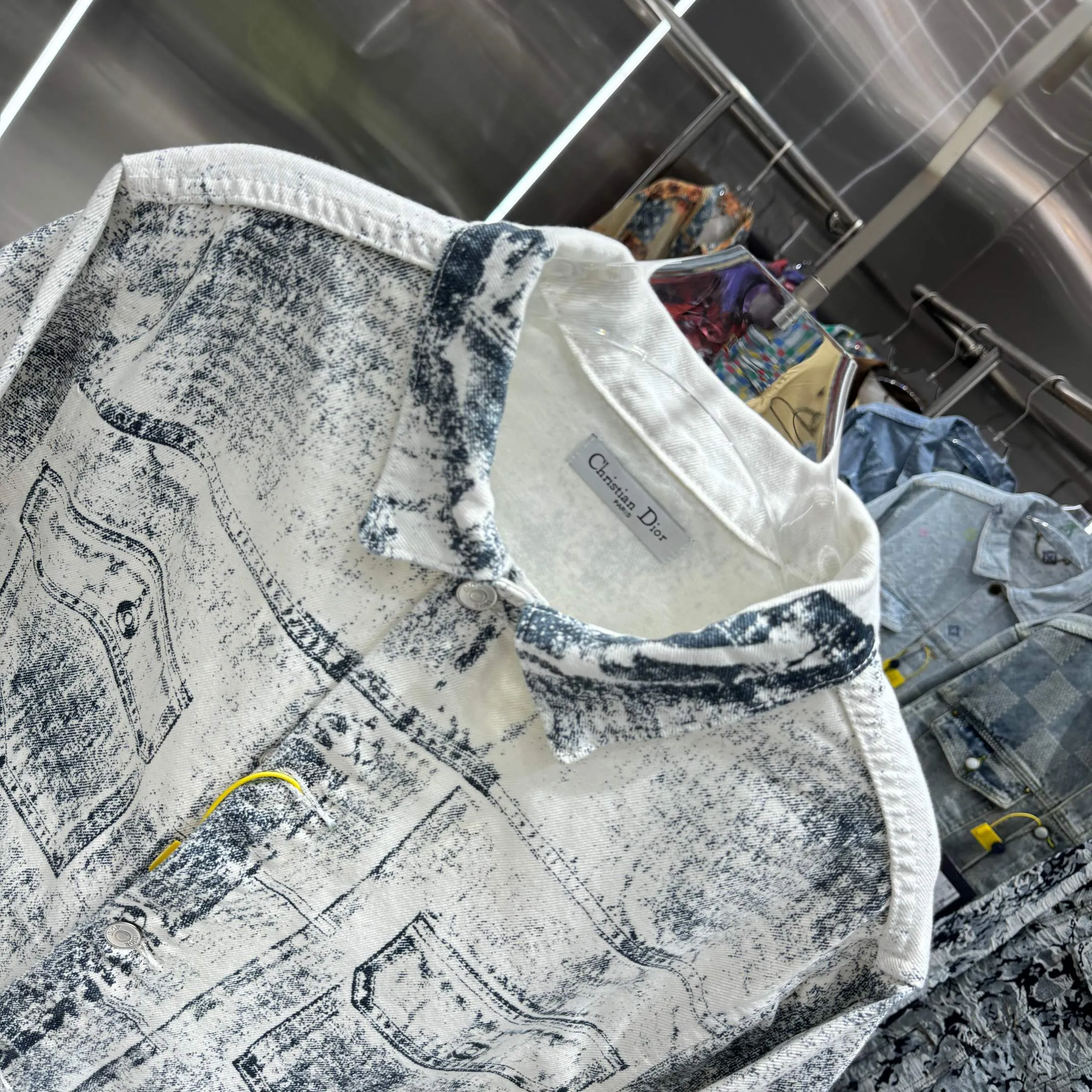 🅿️370 Dior 25ss new denim jacket shirt casual style shows fashionable charm. Crafted from beige cotton twill, it's finished with an all-over dark blue MKII effect pattern, making each piece unique. Wear with the matching cargo-effect trousers for a coordinated, casual look. Same style for men and women High version Size: M L XL XXL Color White