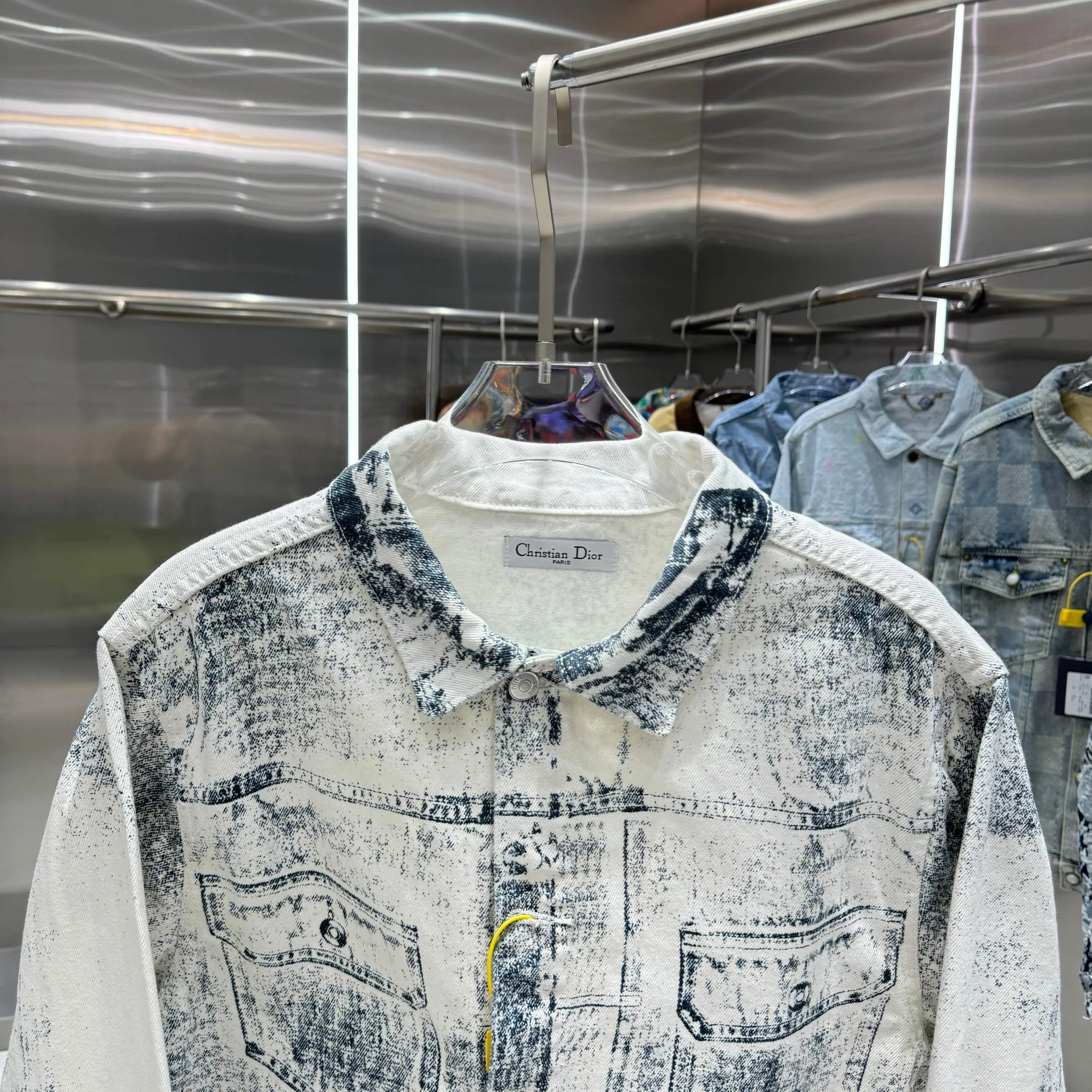 🅿️370 Dior 25ss new denim jacket shirt casual style shows fashionable charm. Crafted from beige cotton twill, it's finished with an all-over dark blue MKII effect pattern, making each piece unique. Wear with the matching cargo-effect trousers for a coordinated, casual look. Same style for men and women High version Size: M L XL XXL Color White