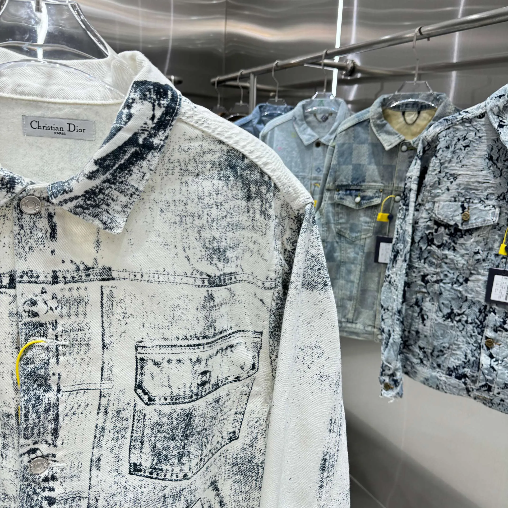 🅿️370 Dior 25ss new denim jacket shirt casual style shows fashionable charm. Crafted from beige cotton twill, it's finished with an all-over dark blue MKII effect pattern, making each piece unique. Wear with the matching cargo-effect trousers for a coordinated, casual look. Same style for men and women High version Size: M L XL XXL Color White
