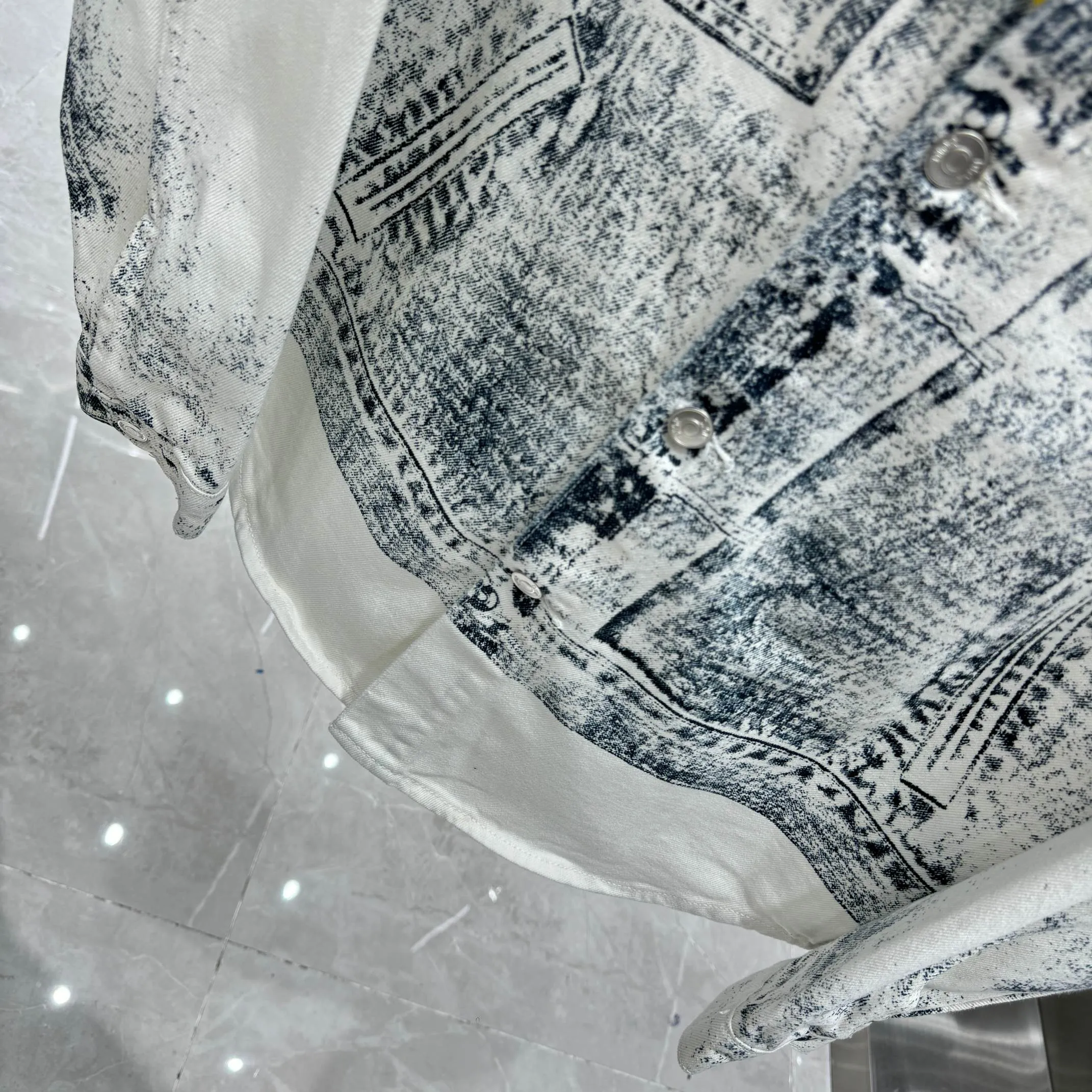 🅿️370 Dior 25ss new denim jacket shirt casual style shows fashionable charm. Crafted from beige cotton twill, it's finished with an all-over dark blue MKII effect pattern, making each piece unique. Wear with the matching cargo-effect trousers for a coordinated, casual look. Same style for men and women High version Size: M L XL XXL Color White