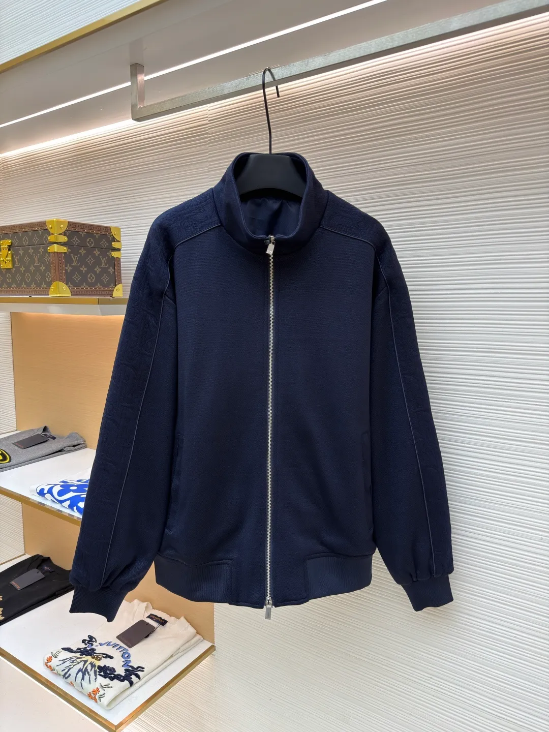 Dior Jersey Oblique Print Stand Collar Long Sleeve Jacket ●Original version: 25000 purchase and development ●Item number: 1682096-B35 ●Fabric: knitted fabric ●Technology: Printing ●Color: navy blue ●Version: Fitted version ●Weight: about 900 grams ●Size: S-M-L-XL ●Description: This Oblique print sports jacket cleverly combines sports style with elegance. Crafted from navy cotton-blend jersey, it features Oblique-print panels on the sleeves and welted side pockets. Wear with trousers from the collection. Sleeves decorated with Oblique print panels. Stand collar. Two-way zip fastening with Dior signature zip pull. Ribbed cuffs and hem. Body: 38% cotton, 32% polyester, 30% nylon. Lining: 51% cotton, 49% viscose. The overall wiring is straight and delicate, the fabric is comfortable and soft, and the color is consistent without color difference. It can be matched with the same style to create a fashionable look and control various occasions. Customized accessories, complete with three standards, same style for men and women!