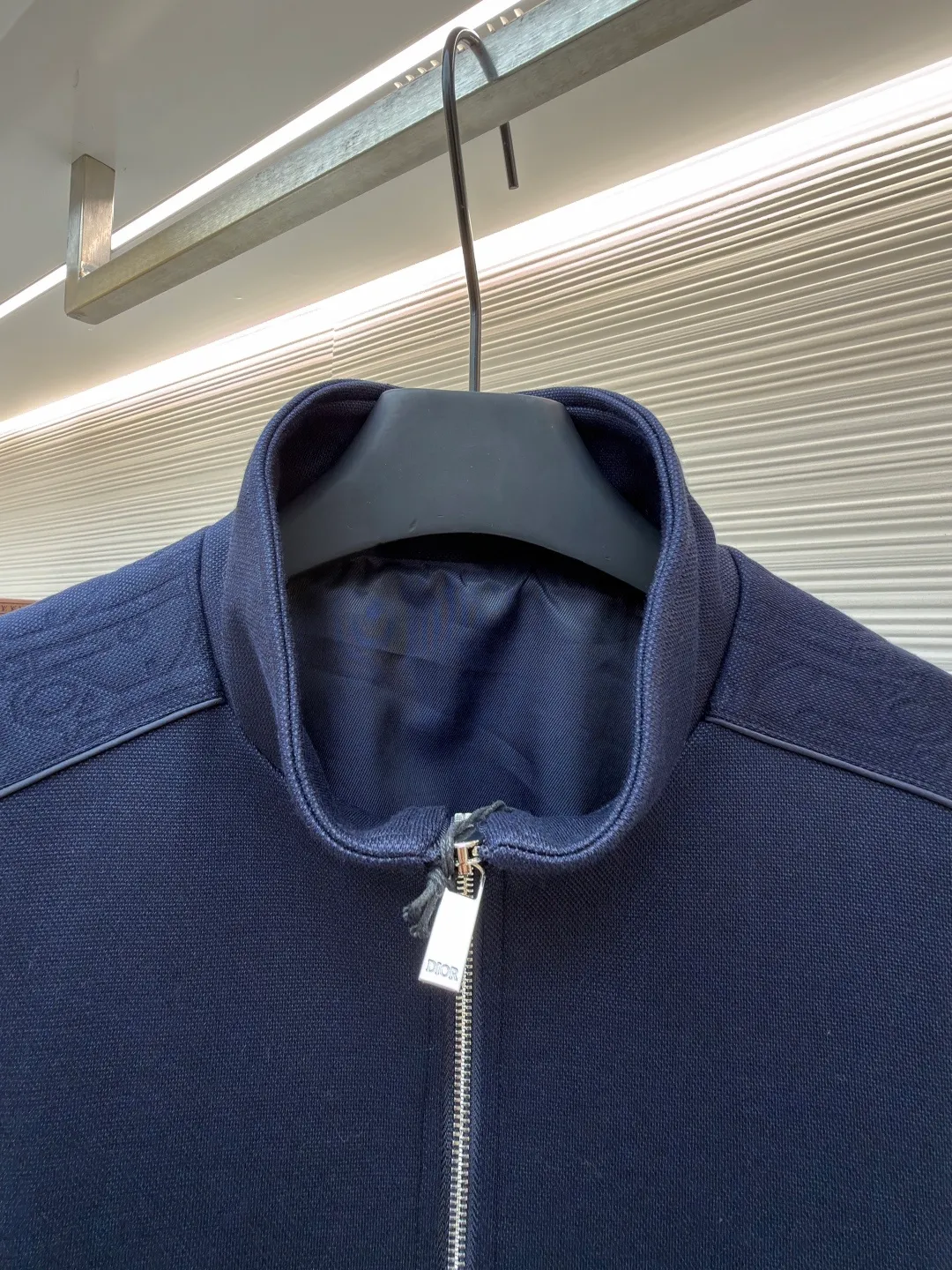 Dior Jersey Oblique Print Stand Collar Long Sleeve Jacket ●Original version: 25000 purchase and development ●Item number: 1682096-B35 ●Fabric: knitted fabric ●Technology: Printing ●Color: navy blue ●Version: Fitted version ●Weight: about 900 grams ●Size: S-M-L-XL ●Description: This Oblique print sports jacket cleverly combines sports style with elegance. Crafted from navy cotton-blend jersey, it features Oblique-print panels on the sleeves and welted side pockets. Wear with trousers from the collection. Sleeves decorated with Oblique print panels. Stand collar. Two-way zip fastening with Dior signature zip pull. Ribbed cuffs and hem. Body: 38% cotton, 32% polyester, 30% nylon. Lining: 51% cotton, 49% viscose. The overall wiring is straight and delicate, the fabric is comfortable and soft, and the color is consistent without color difference. It can be matched with the same style to create a fashionable look and control various occasions. Customized accessories, complete with three standards, same style for men and women!