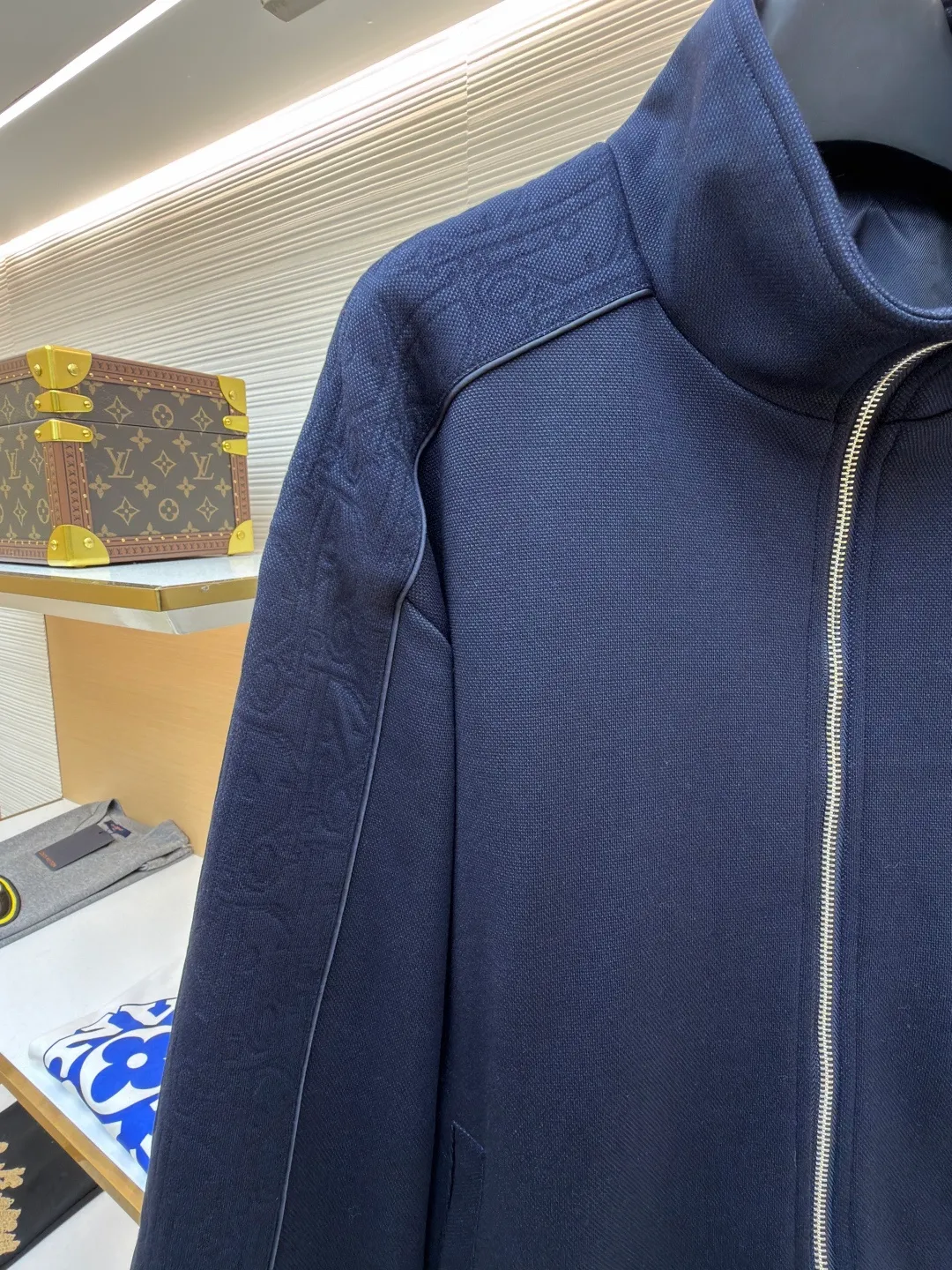 Dior Jersey Oblique Print Stand Collar Long Sleeve Jacket ●Original version: 25000 purchase and development ●Item number: 1682096-B35 ●Fabric: knitted fabric ●Technology: Printing ●Color: navy blue ●Version: Fitted version ●Weight: about 900 grams ●Size: S-M-L-XL ●Description: This Oblique print sports jacket cleverly combines sports style with elegance. Crafted from navy cotton-blend jersey, it features Oblique-print panels on the sleeves and welted side pockets. Wear with trousers from the collection. Sleeves decorated with Oblique print panels. Stand collar. Two-way zip fastening with Dior signature zip pull. Ribbed cuffs and hem. Body: 38% cotton, 32% polyester, 30% nylon. Lining: 51% cotton, 49% viscose. The overall wiring is straight and delicate, the fabric is comfortable and soft, and the color is consistent without color difference. It can be matched with the same style to create a fashionable look and control various occasions. Customized accessories, complete with three standards, same style for men and women!