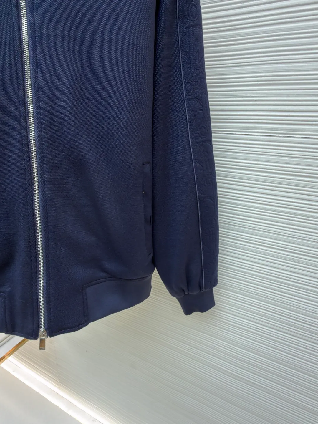 Dior Jersey Oblique Print Stand Collar Long Sleeve Jacket ●Original version: 25000 purchase and development ●Item number: 1682096-B35 ●Fabric: knitted fabric ●Technology: Printing ●Color: navy blue ●Version: Fitted version ●Weight: about 900 grams ●Size: S-M-L-XL ●Description: This Oblique print sports jacket cleverly combines sports style with elegance. Crafted from navy cotton-blend jersey, it features Oblique-print panels on the sleeves and welted side pockets. Wear with trousers from the collection. Sleeves decorated with Oblique print panels. Stand collar. Two-way zip fastening with Dior signature zip pull. Ribbed cuffs and hem. Body: 38% cotton, 32% polyester, 30% nylon. Lining: 51% cotton, 49% viscose. The overall wiring is straight and delicate, the fabric is comfortable and soft, and the color is consistent without color difference. It can be matched with the same style to create a fashionable look and control various occasions. Customized accessories, complete with three standards, same style for men and women!
