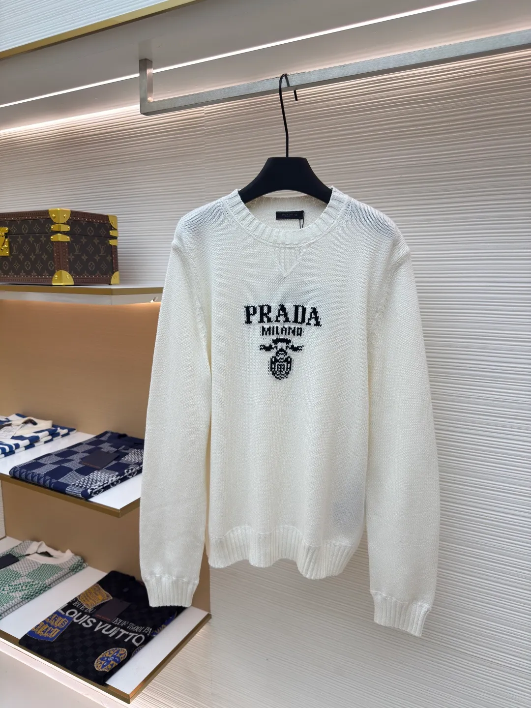 Prada jacquard crew neck sweater ●Authentic product: Purchased and developed by 11780 ●Item number: 1680311-A90 ●Fabric: Cashmere wool fabric ●Technology: Jacquard production ●Version: Loose version ●Weight: about 520 grams ●Size: 46-48-50-52 ●Description: Custom-woven 55° cashmere wool, full texture, comfortable and skin-friendly, with pure white as the base, purity and elegance The black jacquard pen outlines a beautiful picture of Italian luxury and fashion. The iconic Prada logo is eye-catchingly presented in jacquard style. It complements the unique design of the neckline triangle area to increase brand recognition. It follows Prada's consistent simple style and opens up endless possibilities for fashion matching with its classic posture. Made of jacquard tissue imported from Germany, the arrangement and interweaving of yarns are precisely controlled and carefully interwoven on the loom. Prada logo jacquard artistic pattern inlay makes the fabric more vivid and three-dimensional. Using three-dimensional seam stitching, it uses specific sewing methods at the seams to make clothes more three-dimensional and fit the body. The workmanship is tedious and complicated. The overall wiring is straight and delicate, the fabric is comfortable and soft, and the color is consistent without color difference. It can be matched with the same style to create a fashionable look and control various occasions. Customized accessories, complete with three standards, same style for men and women!