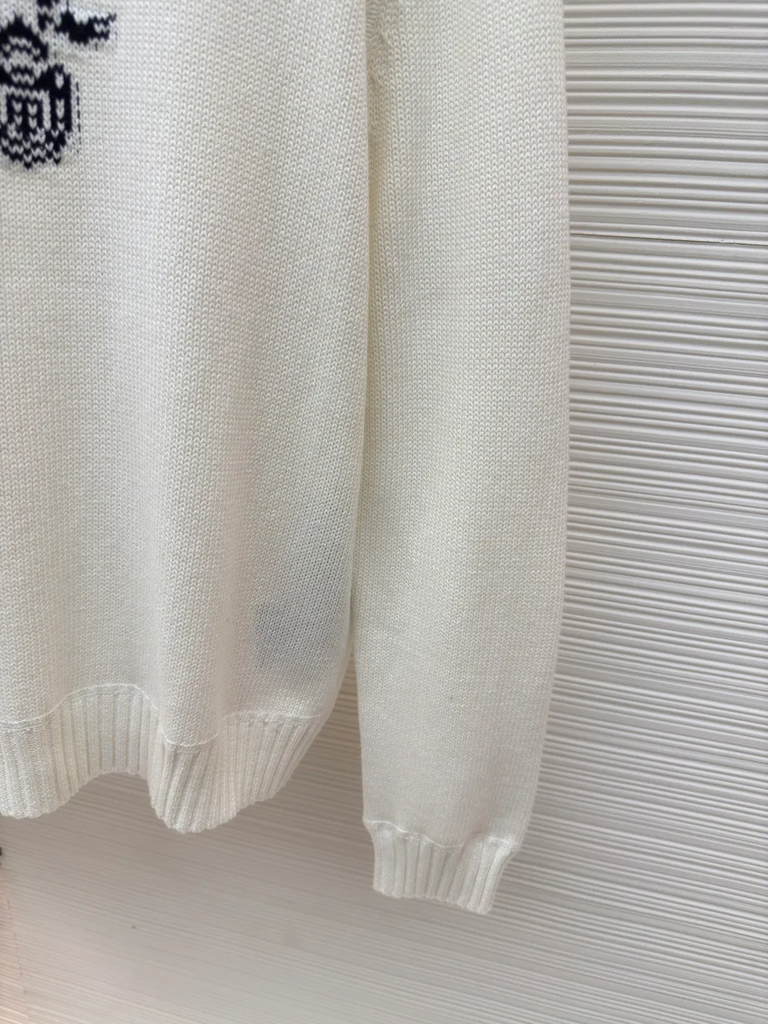 Prada jacquard crew neck sweater ●Authentic product: Purchased and developed by 11780 ●Item number: 1680311-A90 ●Fabric: Cashmere wool fabric ●Technology: Jacquard production ●Version: Loose version ●Weight: about 520 grams ●Size: 46-48-50-52 ●Description: Custom-woven 55° cashmere wool, full texture, comfortable and skin-friendly, with pure white as the base, purity and elegance The black jacquard pen outlines a beautiful picture of Italian luxury and fashion. The iconic Prada logo is eye-catchingly presented in jacquard style. It complements the unique design of the neckline triangle area to increase brand recognition. It follows Prada's consistent simple style and opens up endless possibilities for fashion matching with its classic posture. Made of jacquard tissue imported from Germany, the arrangement and interweaving of yarns are precisely controlled and carefully interwoven on the loom. Prada logo jacquard artistic pattern inlay makes the fabric more vivid and three-dimensional. Using three-dimensional seam stitching, it uses specific sewing methods at the seams to make clothes more three-dimensional and fit the body. The workmanship is tedious and complicated. The overall wiring is straight and delicate, the fabric is comfortable and soft, and the color is consistent without color difference. It can be matched with the same style to create a fashionable look and control various occasions. Customized accessories, complete with three standards, same style for men and women!
