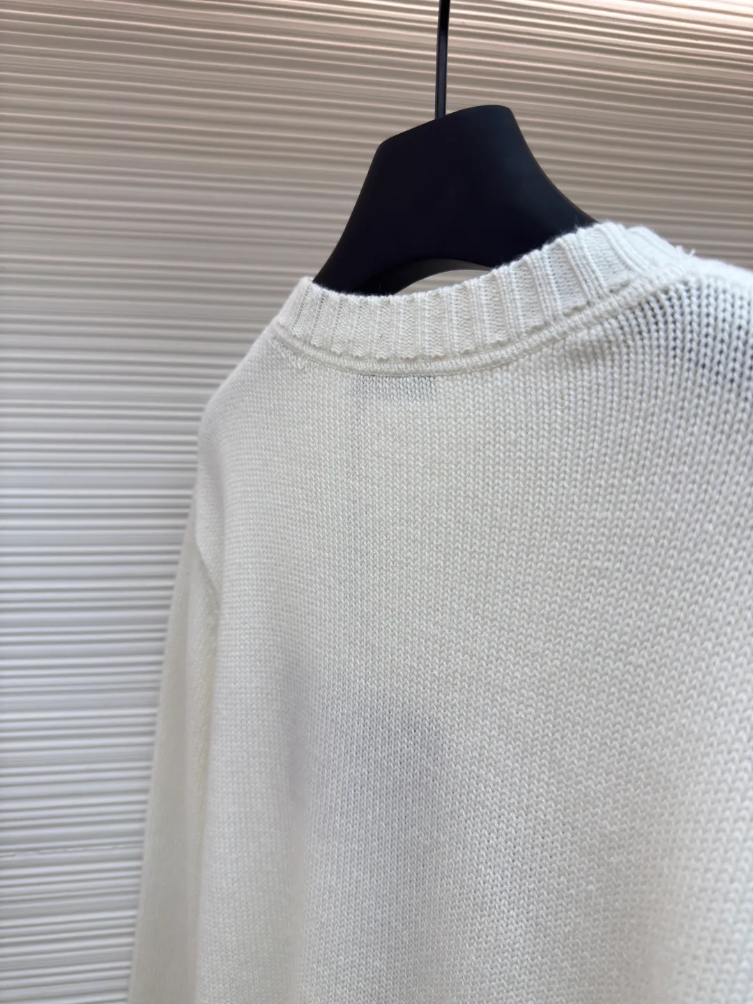Prada jacquard crew neck sweater ●Authentic product: Purchased and developed by 11780 ●Item number: 1680311-A90 ●Fabric: Cashmere wool fabric ●Technology: Jacquard production ●Version: Loose version ●Weight: about 520 grams ●Size: 46-48-50-52 ●Description: Custom-woven 55° cashmere wool, full texture, comfortable and skin-friendly, with pure white as the base, purity and elegance The black jacquard pen outlines a beautiful picture of Italian luxury and fashion. The iconic Prada logo is eye-catchingly presented in jacquard style. It complements the unique design of the neckline triangle area to increase brand recognition. It follows Prada's consistent simple style and opens up endless possibilities for fashion matching with its classic posture. Made of jacquard tissue imported from Germany, the arrangement and interweaving of yarns are precisely controlled and carefully interwoven on the loom. Prada logo jacquard artistic pattern inlay makes the fabric more vivid and three-dimensional. Using three-dimensional seam stitching, it uses specific sewing methods at the seams to make clothes more three-dimensional and fit the body. The workmanship is tedious and complicated. The overall wiring is straight and delicate, the fabric is comfortable and soft, and the color is consistent without color difference. It can be matched with the same style to create a fashionable look and control various occasions. Customized accessories, complete with three standards, same style for men and women!