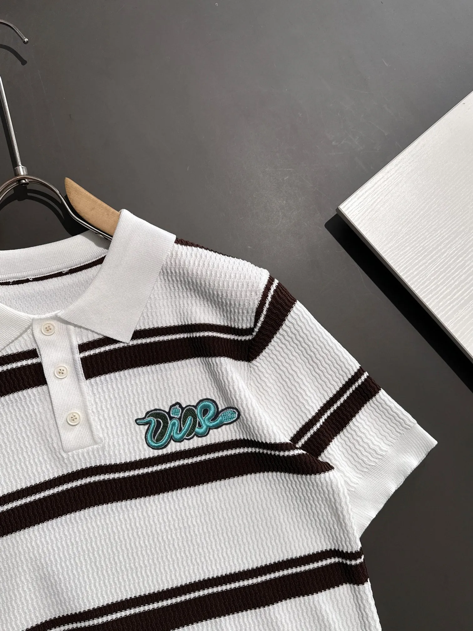 🅿️320 shipped next day, high quality Dior 2025 spring and summer new men's lapel short-sleeved T-shirt. Made of combed cotton yarn knitted cotton fabric, pure cotton high-weight special yarn, it feels full when weighed, and the upper body is more textured than ordinary T-shirts. This texture can cope with the weather easily, suitable for both hot and cold! The pattern on the chest adopts three-dimensional embroidery technology, and is perfectly produced stitch by stitch with reference to the original version! Loose fit design, looks noble. Size: M to XXXL