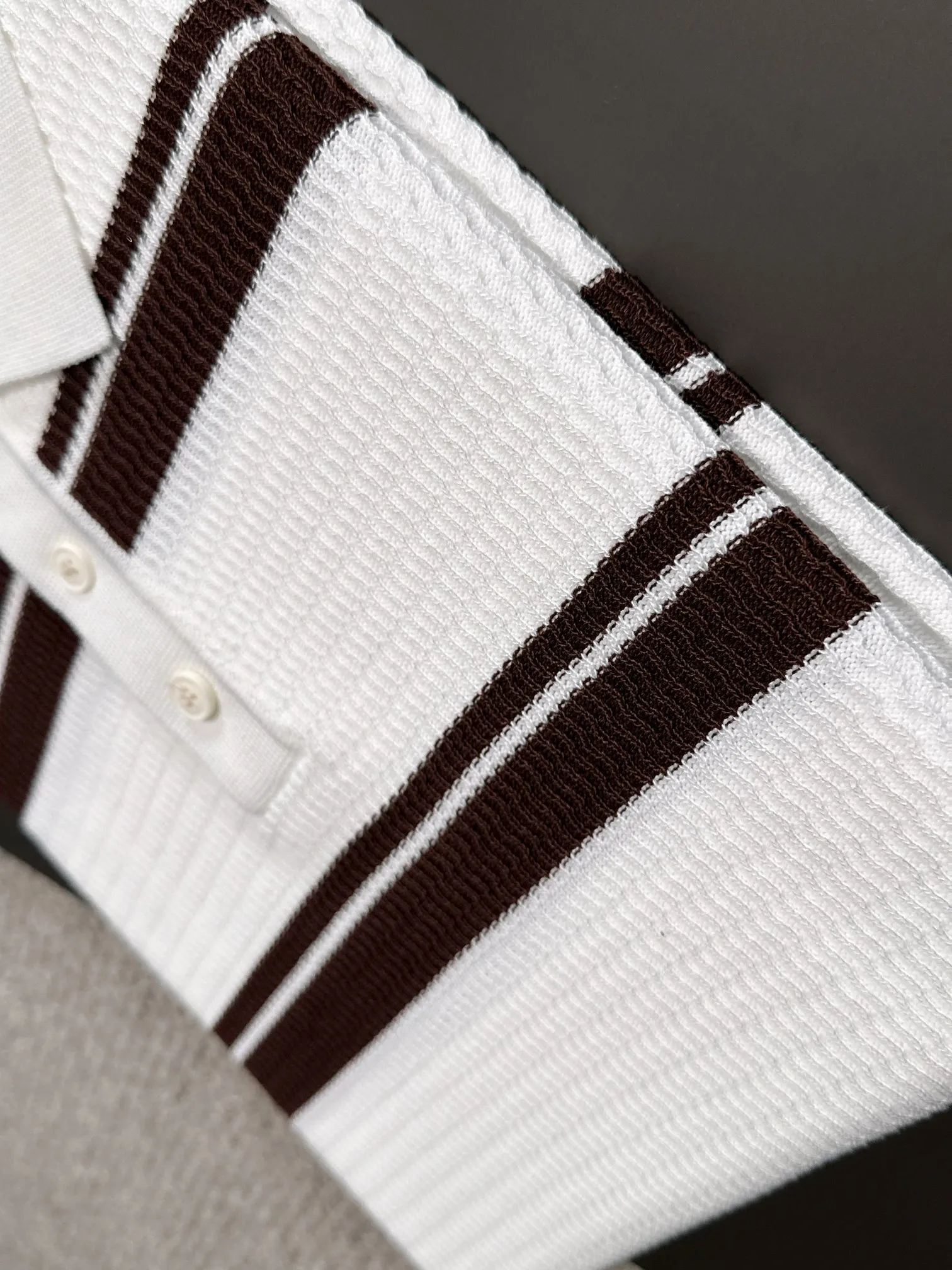 🅿️320 shipped next day, high quality Dior 2025 spring and summer new men's lapel short-sleeved T-shirt. Made of combed cotton yarn knitted cotton fabric, pure cotton high-weight special yarn, it feels full when weighed, and the upper body is more textured than ordinary T-shirts. This texture can cope with the weather easily, suitable for both hot and cold! The pattern on the chest adopts three-dimensional embroidery technology, and is perfectly produced stitch by stitch with reference to the original version! Loose fit design, looks noble. Size: M to XXXL