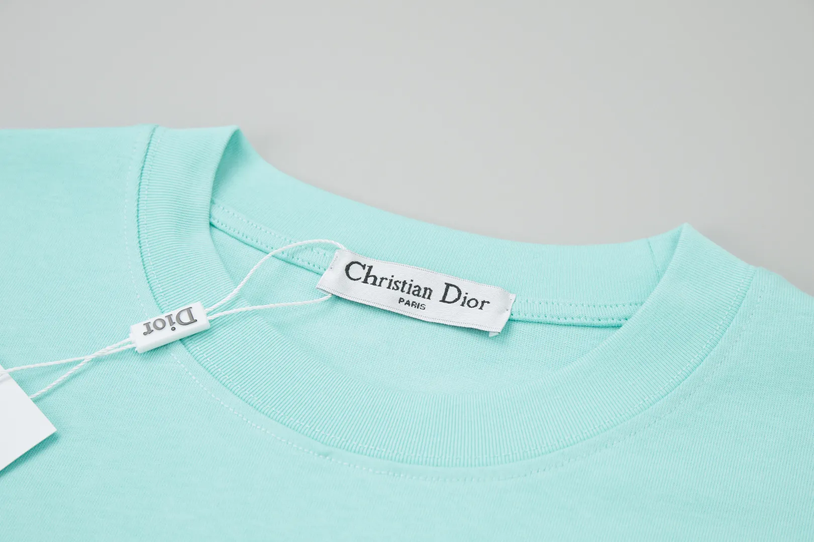 🅿️220 ✨DIO✨🆕25SS spring and summer new style Classic logo co-branded short-sleeved light luxury essential item for daily commuting for men and women Correct version Welcome to compare Detailed features · 260g 100% pure cotton double yarn jersey fabric · Custom dyed in the same cylinder, special thickened 32 double-strand 1X1 threads · Double-needle stitching cross-stitching process · Original main mark, washed tag, brand moisture-proof paper packaging Color: wine purple/black/military green/white/cyan/pink/ Size: S/M/L/XL