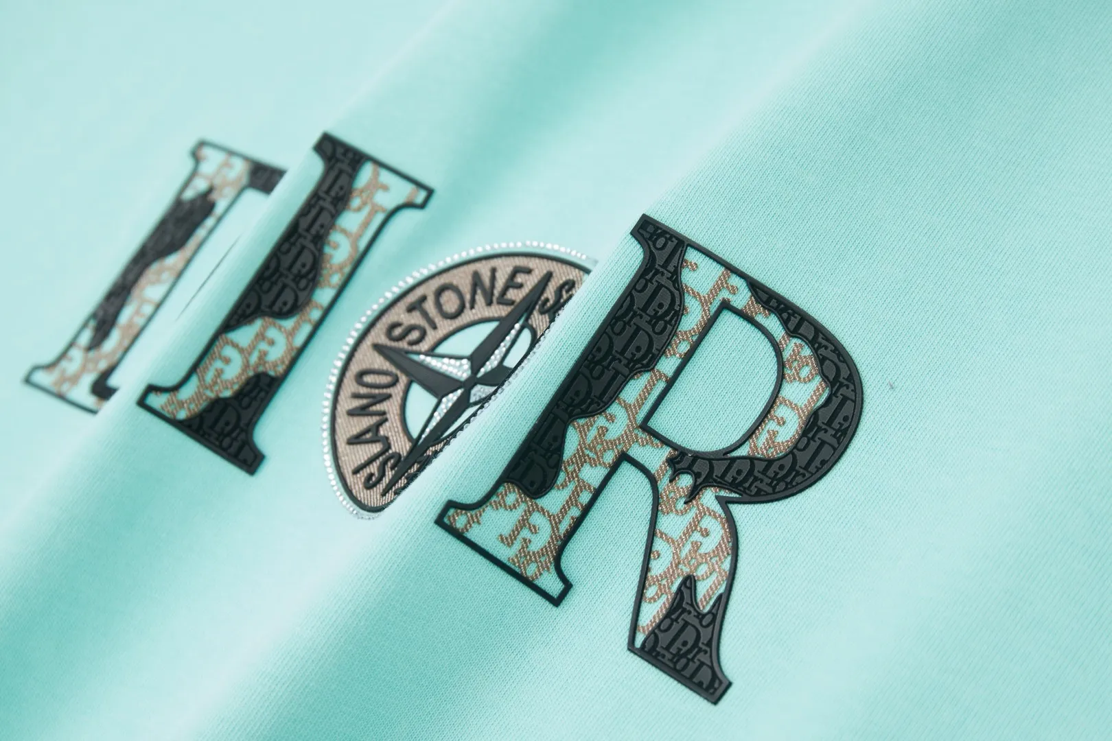 🅿️220 ✨DIO✨🆕25SS spring and summer new style Classic logo co-branded short-sleeved light luxury essential item for daily commuting for men and women Correct version Welcome to compare Detailed features · 260g 100% pure cotton double yarn jersey fabric · Custom dyed in the same cylinder, special thickened 32 double-strand 1X1 threads · Double-needle stitching cross-stitching process · Original main mark, washed tag, brand moisture-proof paper packaging Color: wine purple/black/military green/white/cyan/pink/ Size: S/M/L/XL