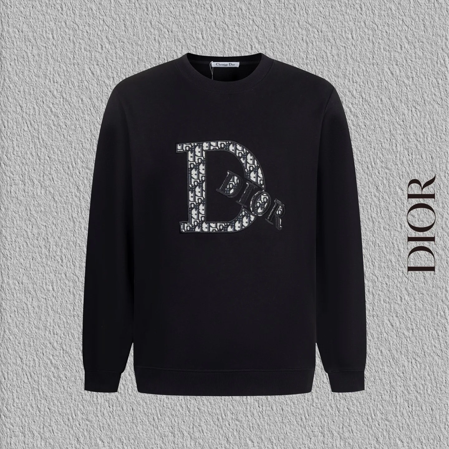 🅿️270 Style No. B12 Dior presbyopic denim patch large label round neck sweatshirt DIOR counter consistent sweatshirt The fabric is made of 420g double-strand double yarn terry in the same cylinder 2×2 pure cotton high-elastic fine thread does not deform The front piece is laser-cut presbyopic denim patch large label embroidery technology The most popular online celebrity versatile OS version can be worn up to about 180 pounds Factory assembly line workmanship imported machine double line hemming technology Three complete standards Customized accessories, plate alignment, same style for men and women colour: black white size: S M L XL Manual measurement error of about 1-3cm is normal