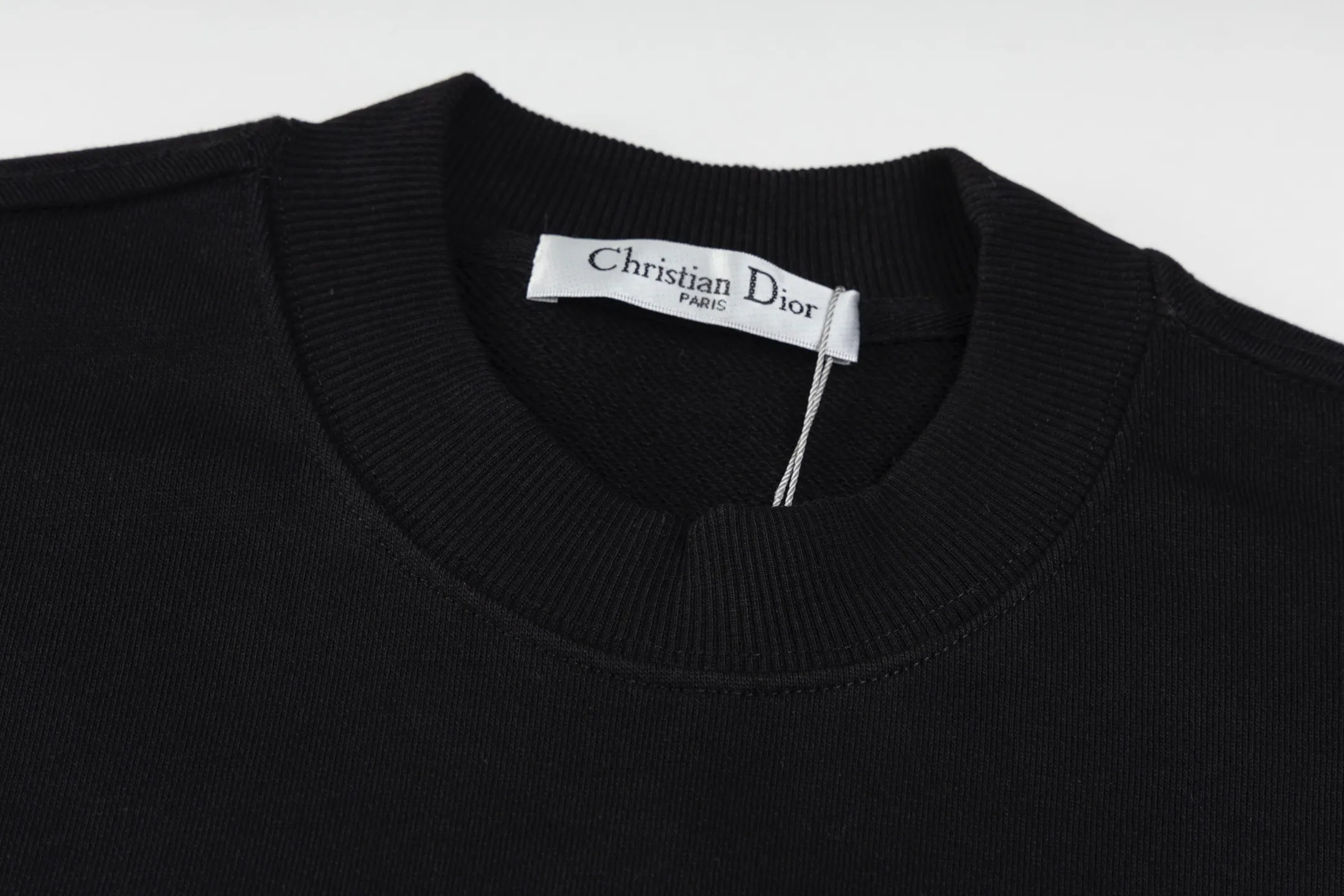 🅿️270 Style No. B12 Dior presbyopic denim patch large label round neck sweatshirt DIOR counter consistent sweatshirt The fabric is made of 420g double-strand double yarn terry in the same cylinder 2×2 pure cotton high-elastic fine thread does not deform The front piece is laser-cut presbyopic denim patch large label embroidery technology The most popular online celebrity versatile OS version can be worn up to about 180 pounds Factory assembly line workmanship imported machine double line hemming technology Three complete standards Customized accessories, plate alignment, same style for men and women colour: black white size: S M L XL Manual measurement error of about 1-3cm is normal