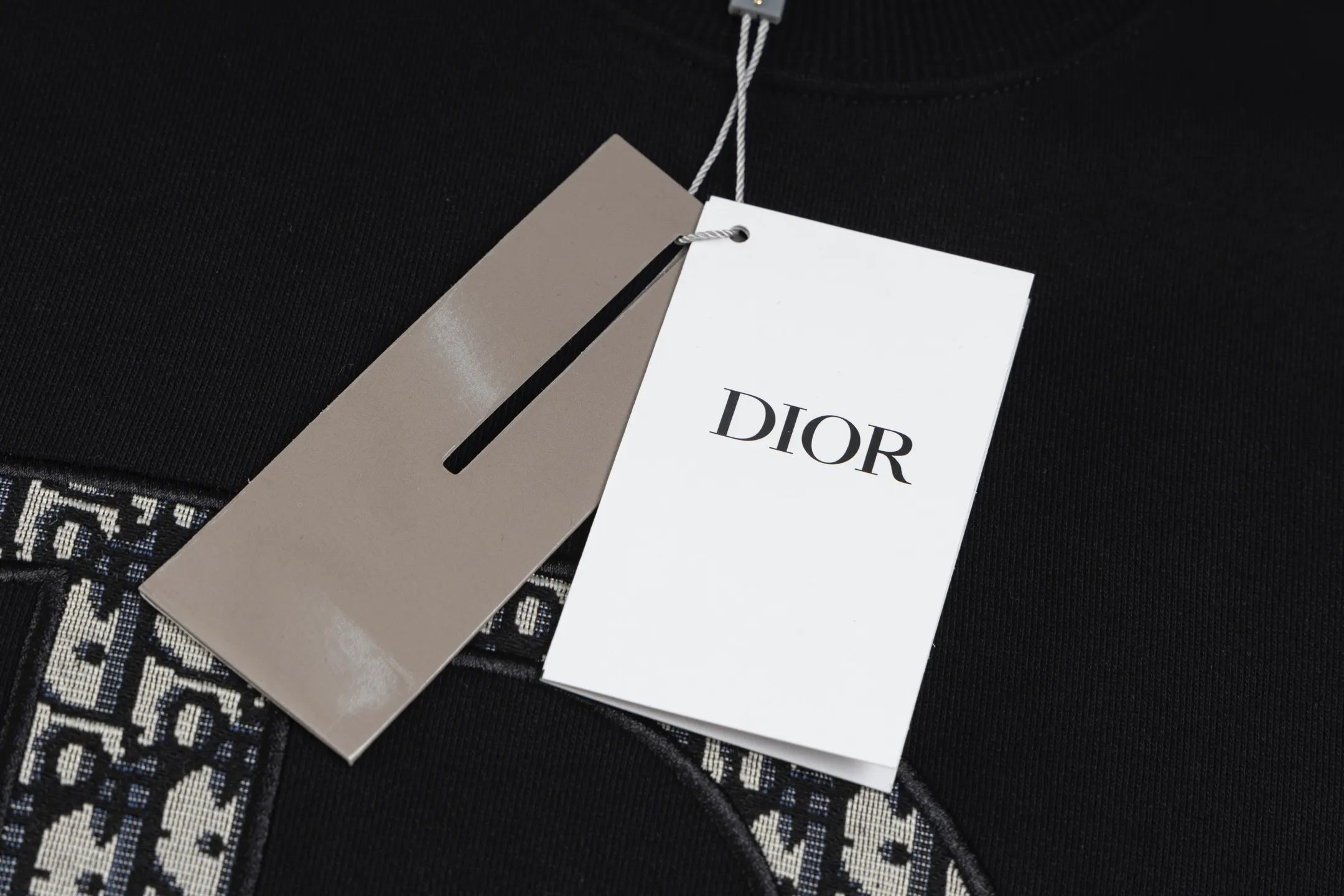 🅿️270 Style No. B12 Dior presbyopic denim patch large label round neck sweatshirt DIOR counter consistent sweatshirt The fabric is made of 420g double-strand double yarn terry in the same cylinder 2×2 pure cotton high-elastic fine thread does not deform The front piece is laser-cut presbyopic denim patch large label embroidery technology The most popular online celebrity versatile OS version can be worn up to about 180 pounds Factory assembly line workmanship imported machine double line hemming technology Three complete standards Customized accessories, plate alignment, same style for men and women colour: black white size: S M L XL Manual measurement error of about 1-3cm is normal