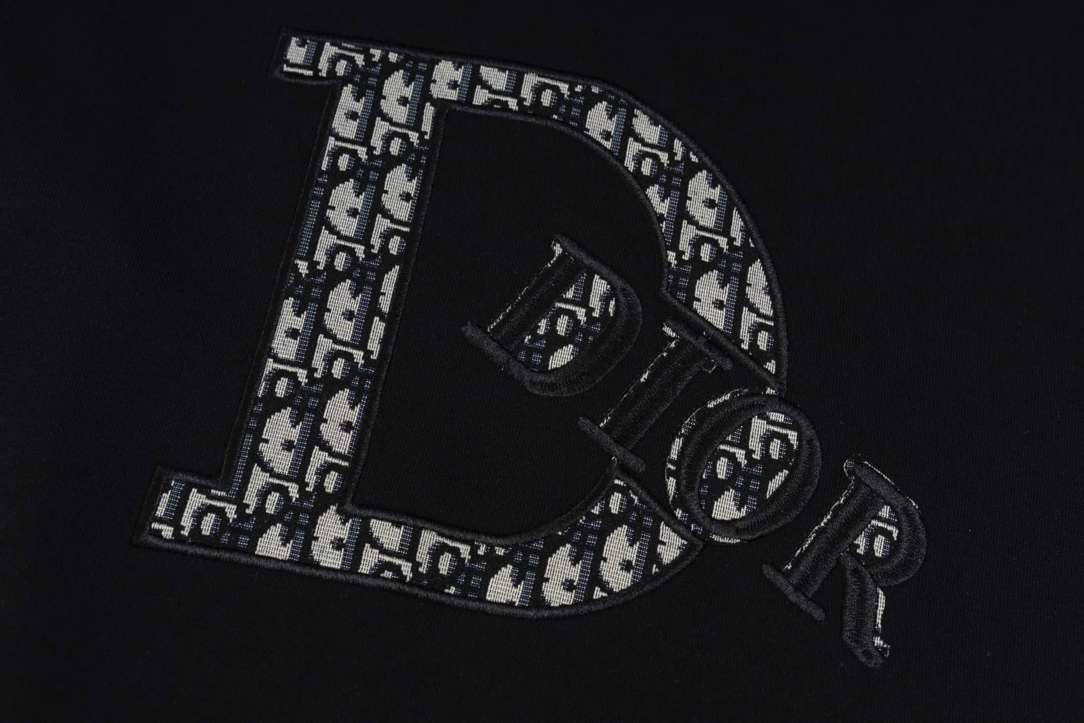 🅿️270 Style No. B12 Dior presbyopic denim patch large label round neck sweatshirt DIOR counter consistent sweatshirt The fabric is made of 420g double-strand double yarn terry in the same cylinder 2×2 pure cotton high-elastic fine thread does not deform The front piece is laser-cut presbyopic denim patch large label embroidery technology The most popular online celebrity versatile OS version can be worn up to about 180 pounds Factory assembly line workmanship imported machine double line hemming technology Three complete standards Customized accessories, plate alignment, same style for men and women colour: black white size: S M L XL Manual measurement error of about 1-3cm is normal
