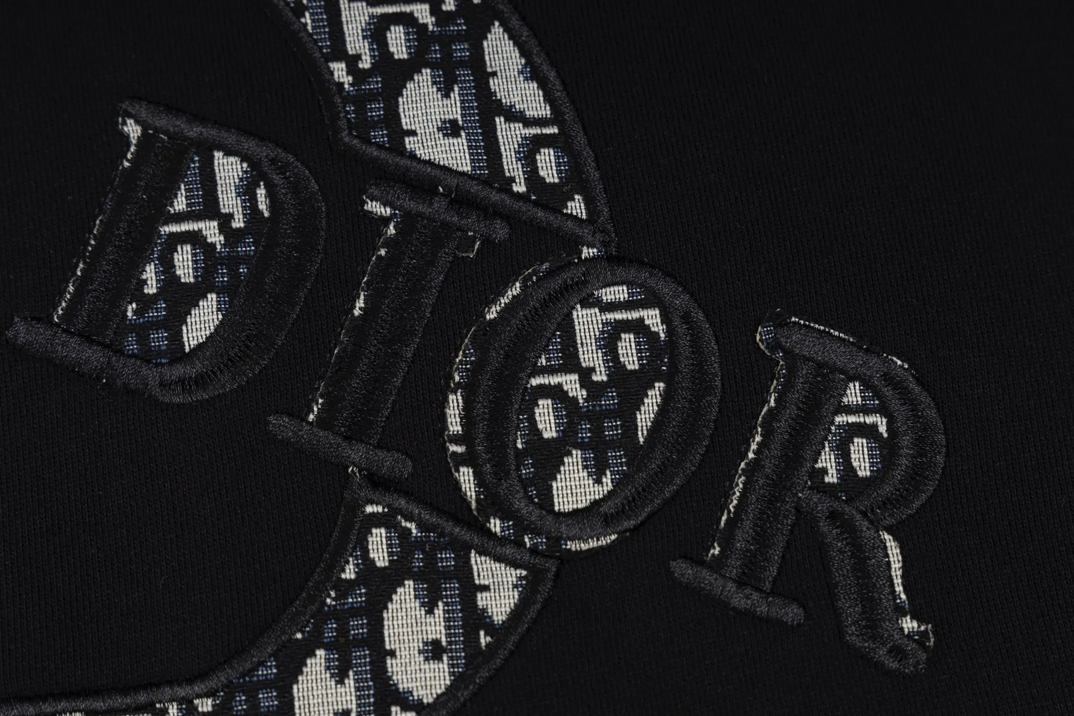 🅿️270 Style No. B12 Dior presbyopic denim patch large label round neck sweatshirt DIOR counter consistent sweatshirt The fabric is made of 420g double-strand double yarn terry in the same cylinder 2×2 pure cotton high-elastic fine thread does not deform The front piece is laser-cut presbyopic denim patch large label embroidery technology The most popular online celebrity versatile OS version can be worn up to about 180 pounds Factory assembly line workmanship imported machine double line hemming technology Three complete standards Customized accessories, plate alignment, same style for men and women colour: black white size: S M L XL Manual measurement error of about 1-3cm is normal