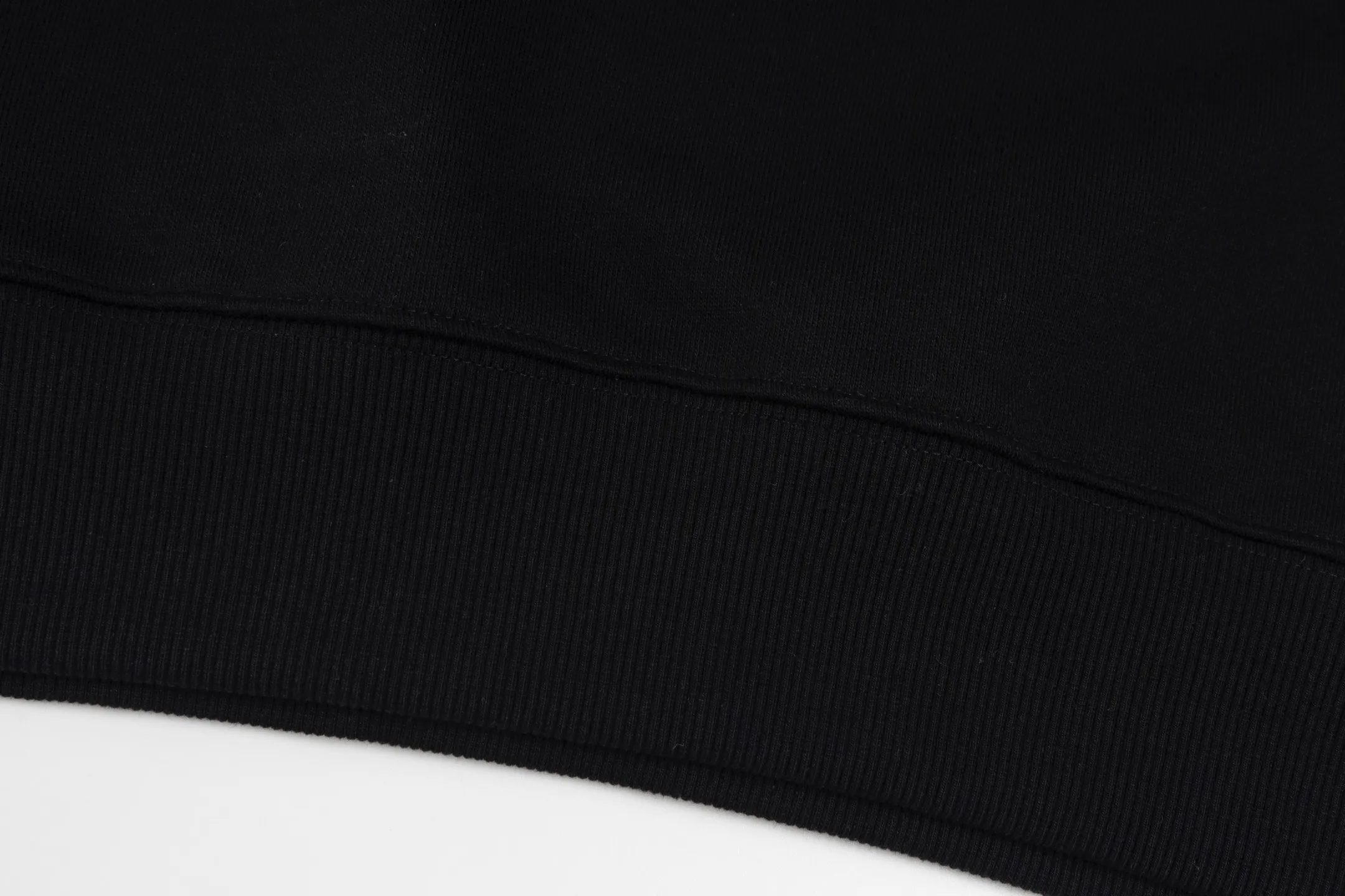 🅿️270 Style No. B12 Dior presbyopic denim patch large label round neck sweatshirt DIOR counter consistent sweatshirt The fabric is made of 420g double-strand double yarn terry in the same cylinder 2×2 pure cotton high-elastic fine thread does not deform The front piece is laser-cut presbyopic denim patch large label embroidery technology The most popular online celebrity versatile OS version can be worn up to about 180 pounds Factory assembly line workmanship imported machine double line hemming technology Three complete standards Customized accessories, plate alignment, same style for men and women colour: black white size: S M L XL Manual measurement error of about 1-3cm is normal