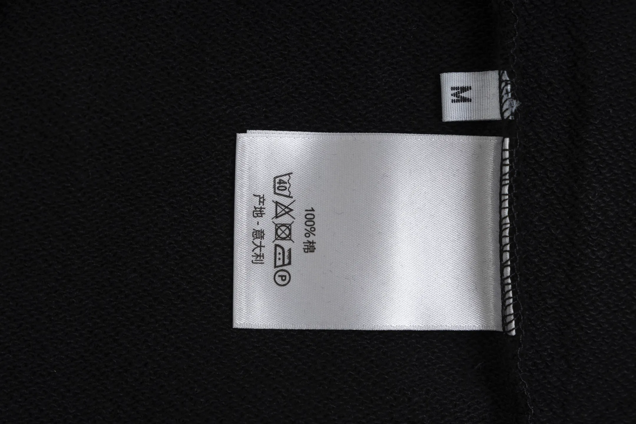 🅿️270 Style No. B12 Dior presbyopic denim patch large label round neck sweatshirt DIOR counter consistent sweatshirt The fabric is made of 420g double-strand double yarn terry in the same cylinder 2×2 pure cotton high-elastic fine thread does not deform The front piece is laser-cut presbyopic denim patch large label embroidery technology The most popular online celebrity versatile OS version can be worn up to about 180 pounds Factory assembly line workmanship imported machine double line hemming technology Three complete standards Customized accessories, plate alignment, same style for men and women colour: black white size: S M L XL Manual measurement error of about 1-3cm is normal