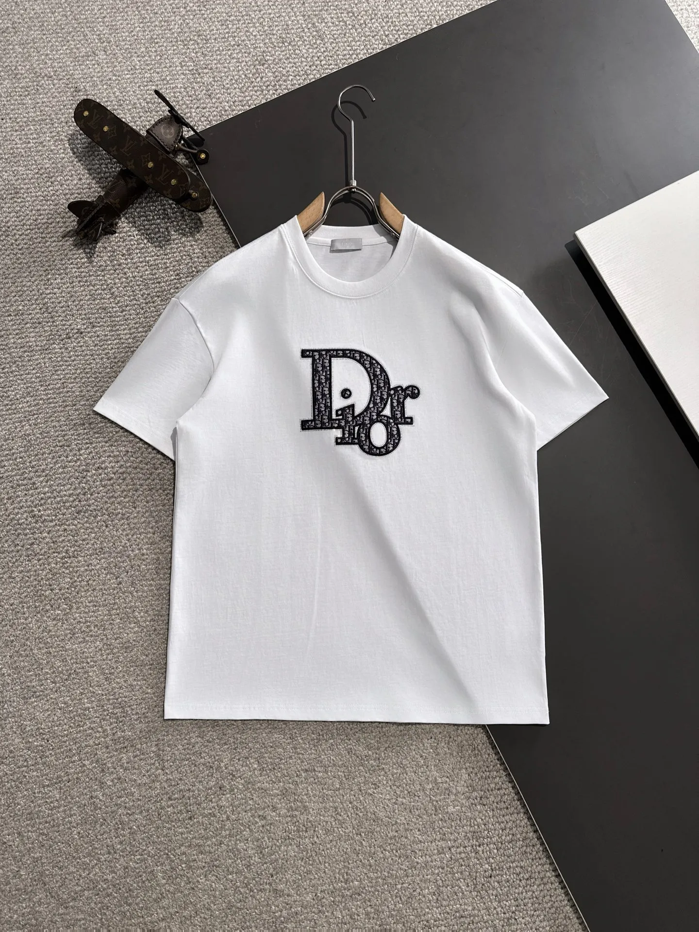 🅿️270 Shipped next day Dior 2025 summer new style (top quality, differentiated currency) The launch of short-sleeved double yarn pure cotton fabric Spring and summer catwalk style Exclusive personalized style Same style for men and women Made of imported custom dyed fabric Back neck chain bottom fully shoulder-covering No deformation or shrinkage when exposed to water SIZE: M to 4XL