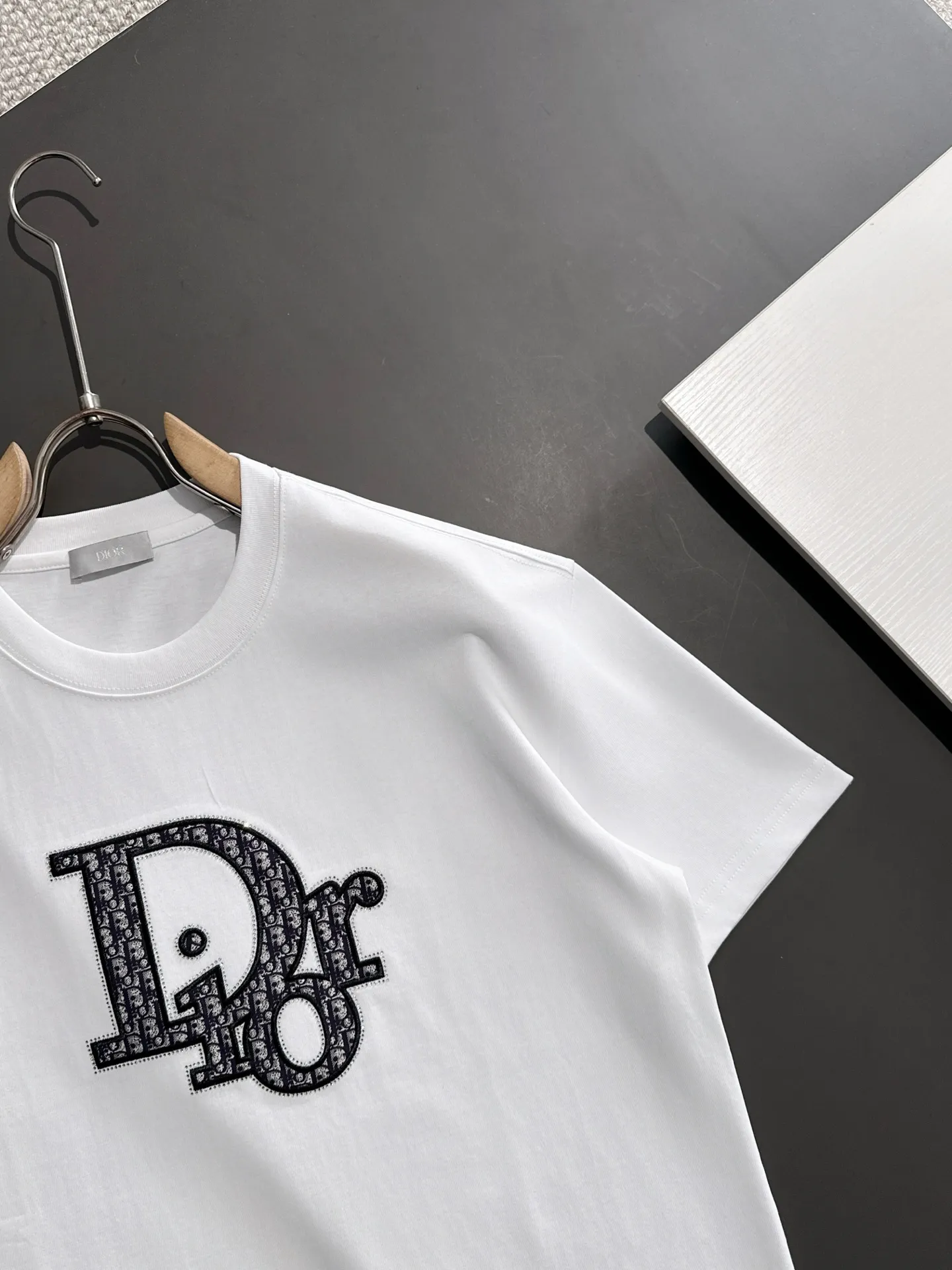 🅿️270 Shipped next day Dior 2025 summer new style (top quality, differentiated currency) The launch of short-sleeved double yarn pure cotton fabric Spring and summer catwalk style Exclusive personalized style Same style for men and women Made of imported custom dyed fabric Back neck chain bottom fully shoulder-covering No deformation or shrinkage when exposed to water SIZE: M to 4XL