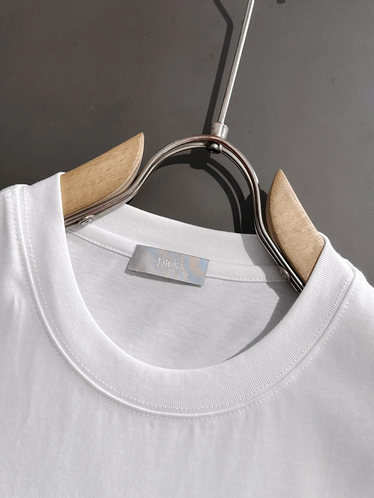 🅿️270 Shipped next day Dior 2025 summer new style (top quality, differentiated currency) The launch of short-sleeved double yarn pure cotton fabric Spring and summer catwalk style Exclusive personalized style Same style for men and women Made of imported custom dyed fabric Back neck chain bottom fully shoulder-covering No deformation or shrinkage when exposed to water SIZE: M to 4XL