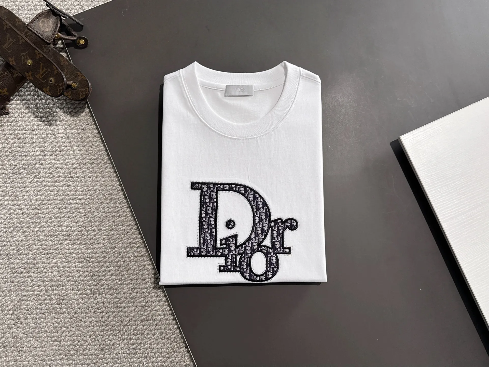 🅿️270 Shipped next day Dior 2025 summer new style (top quality, differentiated currency) The launch of short-sleeved double yarn pure cotton fabric Spring and summer catwalk style Exclusive personalized style Same style for men and women Made of imported custom dyed fabric Back neck chain bottom fully shoulder-covering No deformation or shrinkage when exposed to water SIZE: M to 4XL