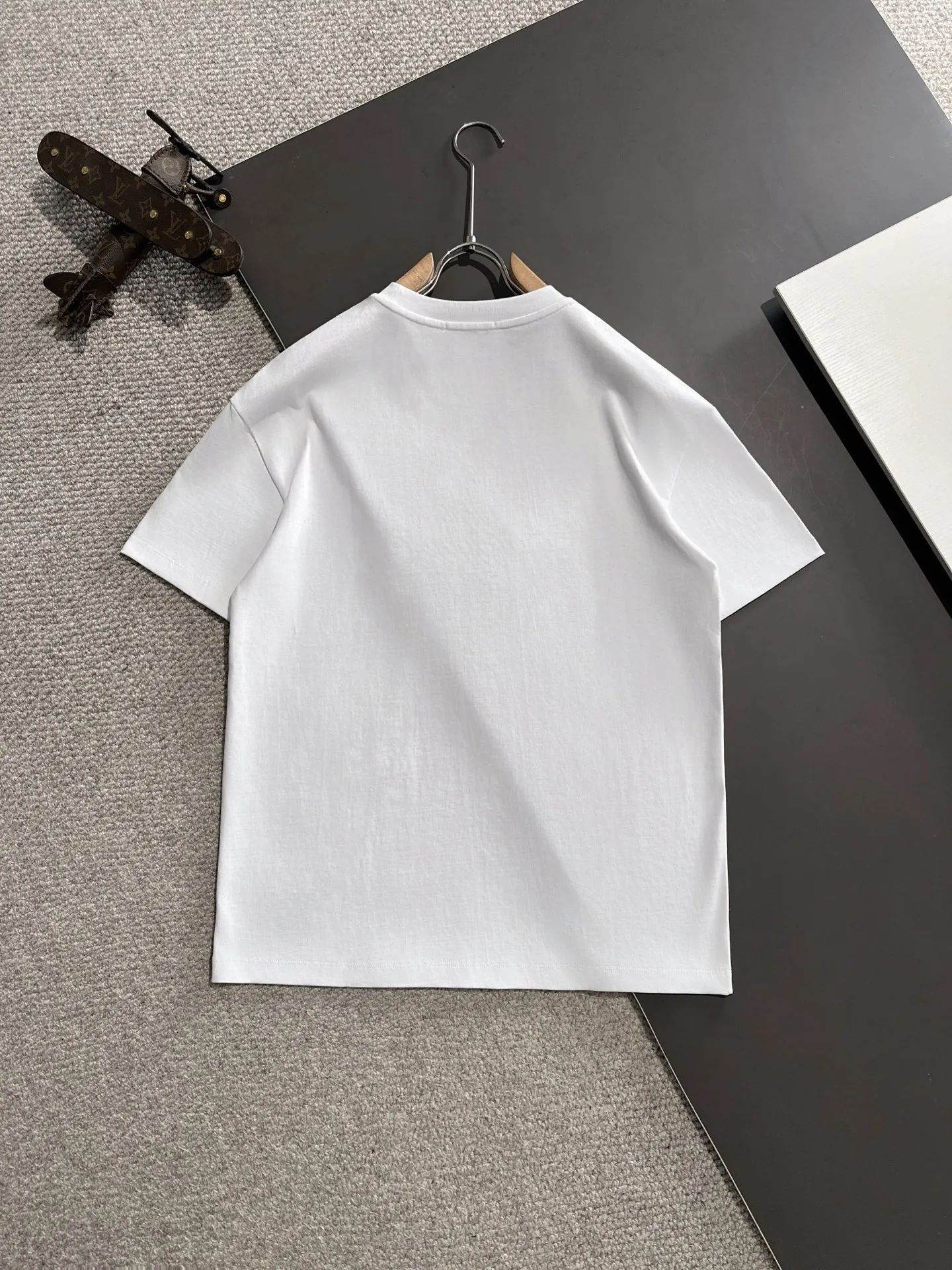 🅿️270 Shipped next day Dior 2025 summer new style (top quality, differentiated currency) The launch of short-sleeved double yarn pure cotton fabric Spring and summer catwalk style Exclusive personalized style Same style for men and women Made of imported custom dyed fabric Back neck chain bottom fully shoulder-covering No deformation or shrinkage when exposed to water SIZE: M to 4XL