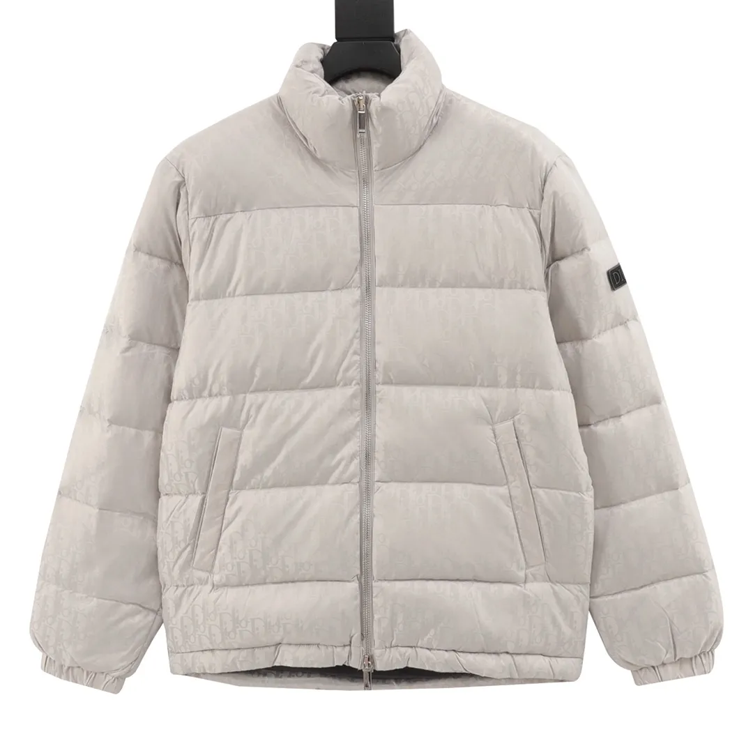 🅿️1400 Dior/Dior full-print dark pattern presbyopic down jacket "Destroyed Version" is directly available on all major platforms, purchasing agents, and micro-business. , Violence detection, 90 velvet inspection in Guangdong, welcome to compare any details of quality. Purchased from zp operation in Hong Kong counter, this is a down jacket with ultra-complex craftsmanship. The custom-made fabric cycle is as long as 50 days. It is absolutely windproof and waterproof, and can be watertight. It can be called a safe haven in winter. On the basis of the original fabric, laser jacquard makes the whole garment uneven, with a stronger three-dimensional effect and a more obvious 3D effect. The hardware of the whole garment is made of original Factory custom-made one to one, tungsten gold material, leather label design, hot melt technology, one-time molding, using 90 white duck down, 700 fill power, no velvet, stand-up collar design, elastic cuff design, windproof and warm, the whole piece is windproof, water-proof, cold-proof, fashionable and practical, the same style worn by major Internet celebrities, stars, winter cold protection artifact, purchasing version, feel free to compare ZP. Size：46-54