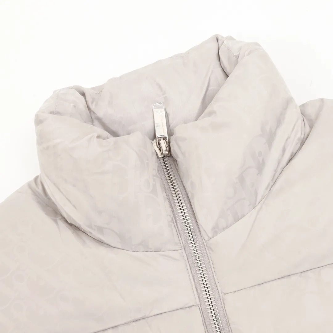 🅿️1400 Dior/Dior full-print dark pattern presbyopic down jacket "Destroyed Version" is directly available on all major platforms, purchasing agents, and micro-business. , Violence detection, 90 velvet inspection in Guangdong, welcome to compare any details of quality. Purchased from zp operation in Hong Kong counter, this is a down jacket with ultra-complex craftsmanship. The custom-made fabric cycle is as long as 50 days. It is absolutely windproof and waterproof, and can be watertight. It can be called a safe haven in winter. On the basis of the original fabric, laser jacquard makes the whole garment uneven, with a stronger three-dimensional effect and a more obvious 3D effect. The hardware of the whole garment is made of original Factory custom-made one to one, tungsten gold material, leather label design, hot melt technology, one-time molding, using 90 white duck down, 700 fill power, no velvet, stand-up collar design, elastic cuff design, windproof and warm, the whole piece is windproof, water-proof, cold-proof, fashionable and practical, the same style worn by major Internet celebrities, stars, winter cold protection artifact, purchasing version, feel free to compare ZP. Size：46-54