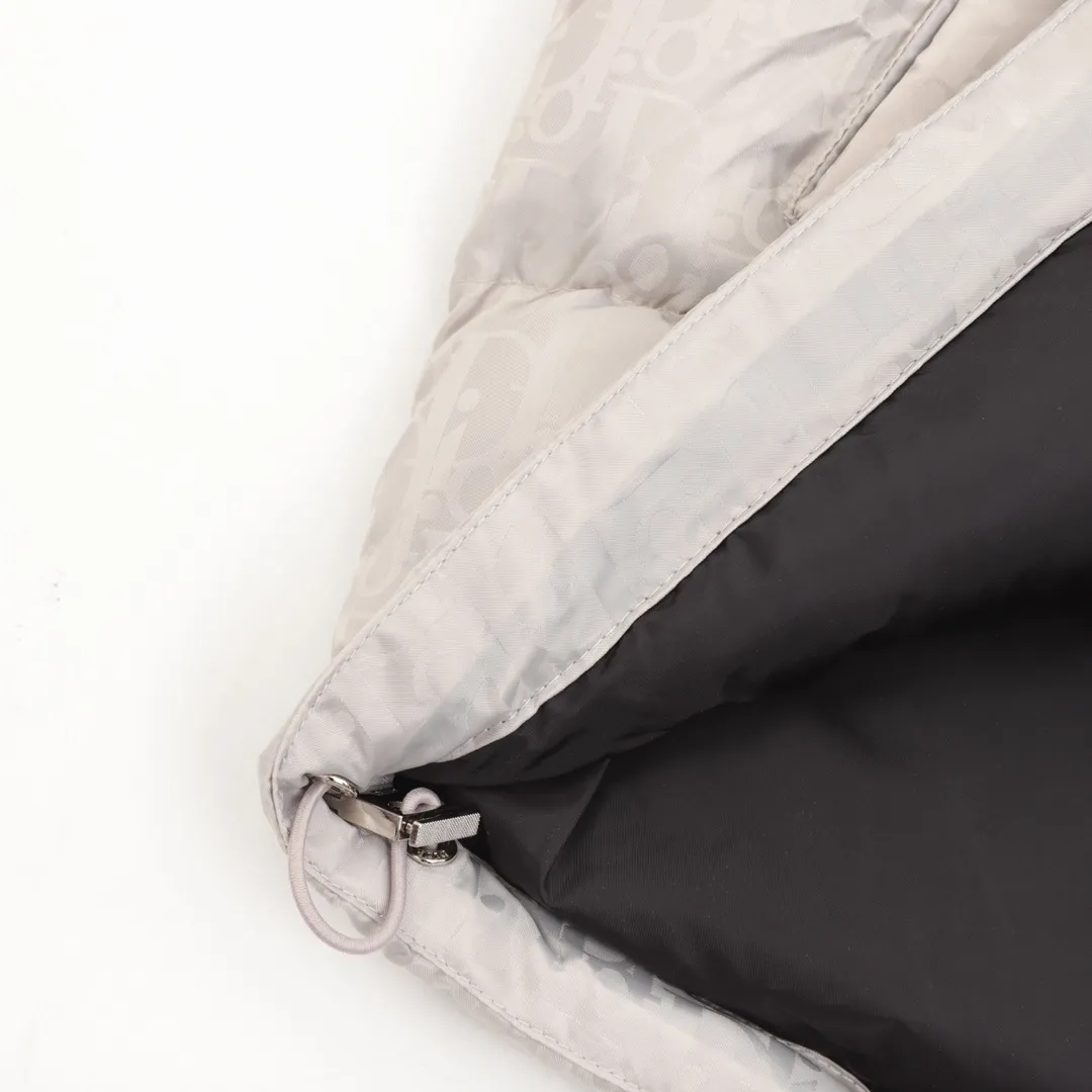 🅿️1400 Dior/Dior full-print dark pattern presbyopic down jacket "Destroyed Version" is directly available on all major platforms, purchasing agents, and micro-business. , Violence detection, 90 velvet inspection in Guangdong, welcome to compare any details of quality. Purchased from zp operation in Hong Kong counter, this is a down jacket with ultra-complex craftsmanship. The custom-made fabric cycle is as long as 50 days. It is absolutely windproof and waterproof, and can be watertight. It can be called a safe haven in winter. On the basis of the original fabric, laser jacquard makes the whole garment uneven, with a stronger three-dimensional effect and a more obvious 3D effect. The hardware of the whole garment is made of original Factory custom-made one to one, tungsten gold material, leather label design, hot melt technology, one-time molding, using 90 white duck down, 700 fill power, no velvet, stand-up collar design, elastic cuff design, windproof and warm, the whole piece is windproof, water-proof, cold-proof, fashionable and practical, the same style worn by major Internet celebrities, stars, winter cold protection artifact, purchasing version, feel free to compare ZP. Size：46-54