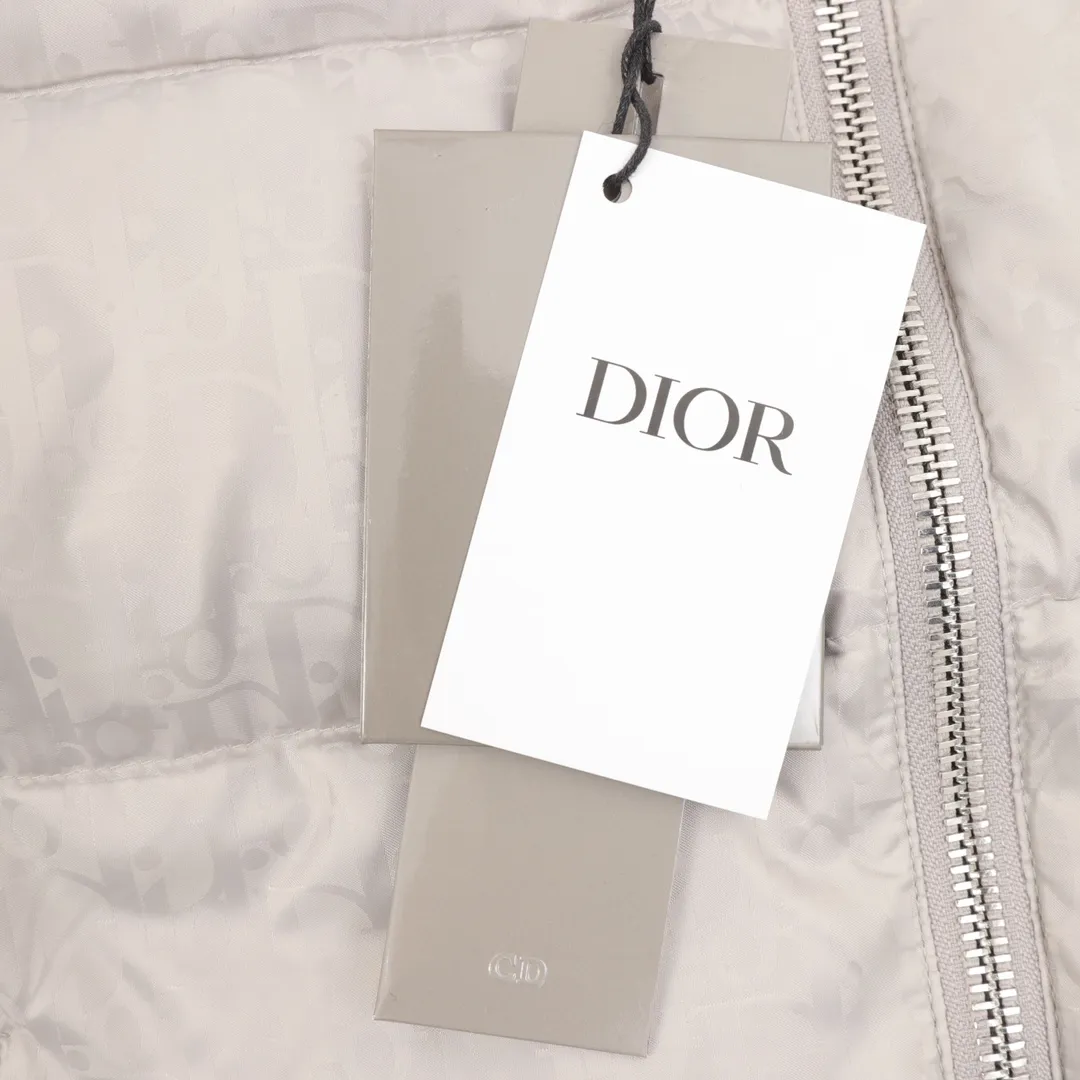 🅿️1400 Dior/Dior full-print dark pattern presbyopic down jacket "Destroyed Version" is directly available on all major platforms, purchasing agents, and micro-business. , Violence detection, 90 velvet inspection in Guangdong, welcome to compare any details of quality. Purchased from zp operation in Hong Kong counter, this is a down jacket with ultra-complex craftsmanship. The custom-made fabric cycle is as long as 50 days. It is absolutely windproof and waterproof, and can be watertight. It can be called a safe haven in winter. On the basis of the original fabric, laser jacquard makes the whole garment uneven, with a stronger three-dimensional effect and a more obvious 3D effect. The hardware of the whole garment is made of original Factory custom-made one to one, tungsten gold material, leather label design, hot melt technology, one-time molding, using 90 white duck down, 700 fill power, no velvet, stand-up collar design, elastic cuff design, windproof and warm, the whole piece is windproof, water-proof, cold-proof, fashionable and practical, the same style worn by major Internet celebrities, stars, winter cold protection artifact, purchasing version, feel free to compare ZP. Size：46-54