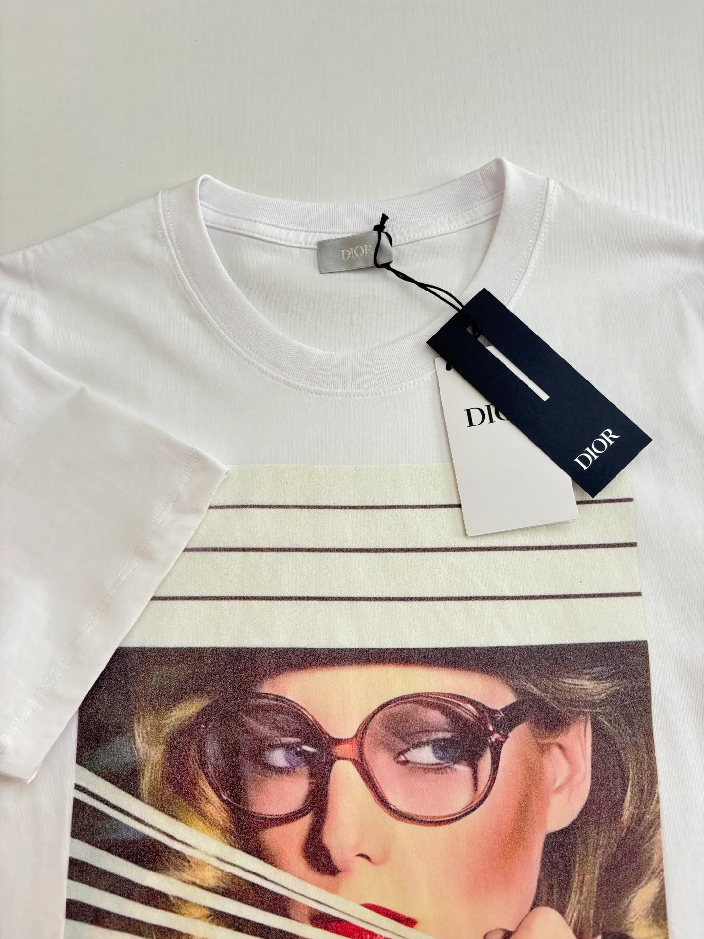 🅿️270 Dio*/Dior 25 new blinds portrait magazine cover printed short-sleeved T-shirt. Made with custom-made pure cotton fabric. The texture is comfortable and soft, skin-friendly and breathable. The chest is decorated with magazine cover prints, using digital direct injection technology. The loose fit can be matched with many types of clothing to create a fashionable look. Size: S/M/L/XL