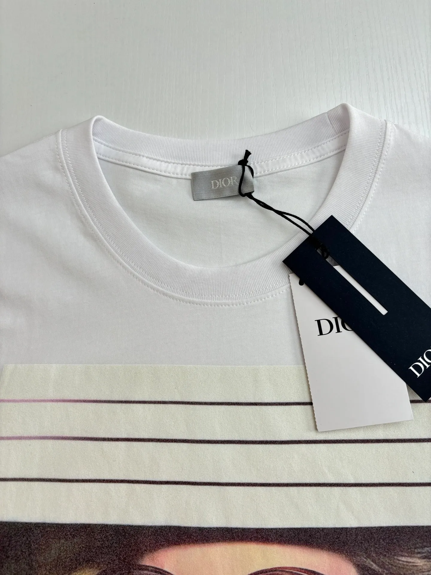 🅿️270 Dio*/Dior 25 new blinds portrait magazine cover printed short-sleeved T-shirt. Made with custom-made pure cotton fabric. The texture is comfortable and soft, skin-friendly and breathable. The chest is decorated with magazine cover prints, using digital direct injection technology. The loose fit can be matched with many types of clothing to create a fashionable look. Size: S/M/L/XL