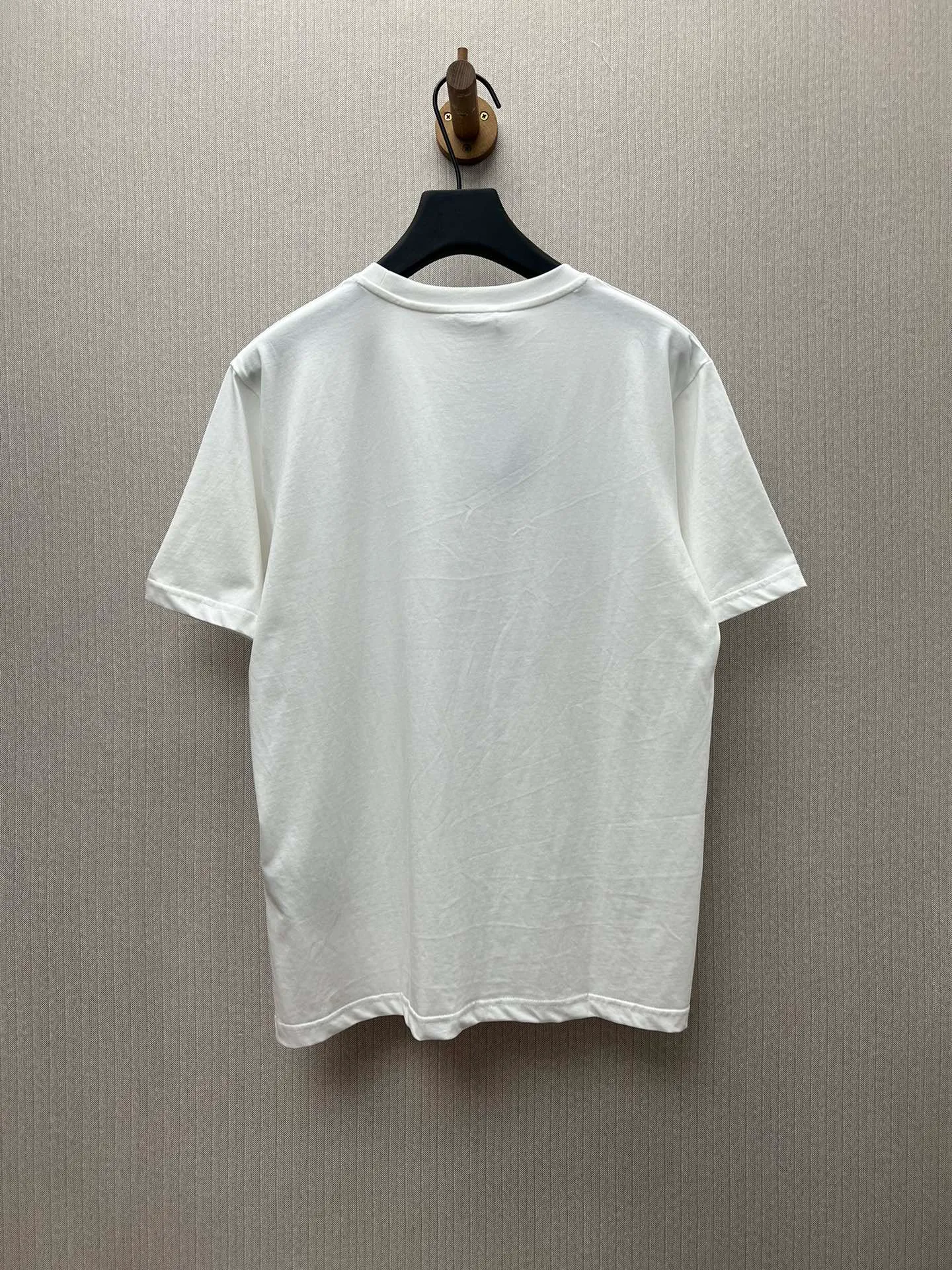 🅿️240 Dior 25ss new T-shirt is a new product of the 2025 winter men's wear series. It is decorated with Dior Love embroidery inspired by Dior archives, paying tribute to Dior's heritage. Crafted from white cotton jersey with a ribbed crew neck. The regular fit pairs easily with tailored trousers and oversized jeans. Size: S.M.L.