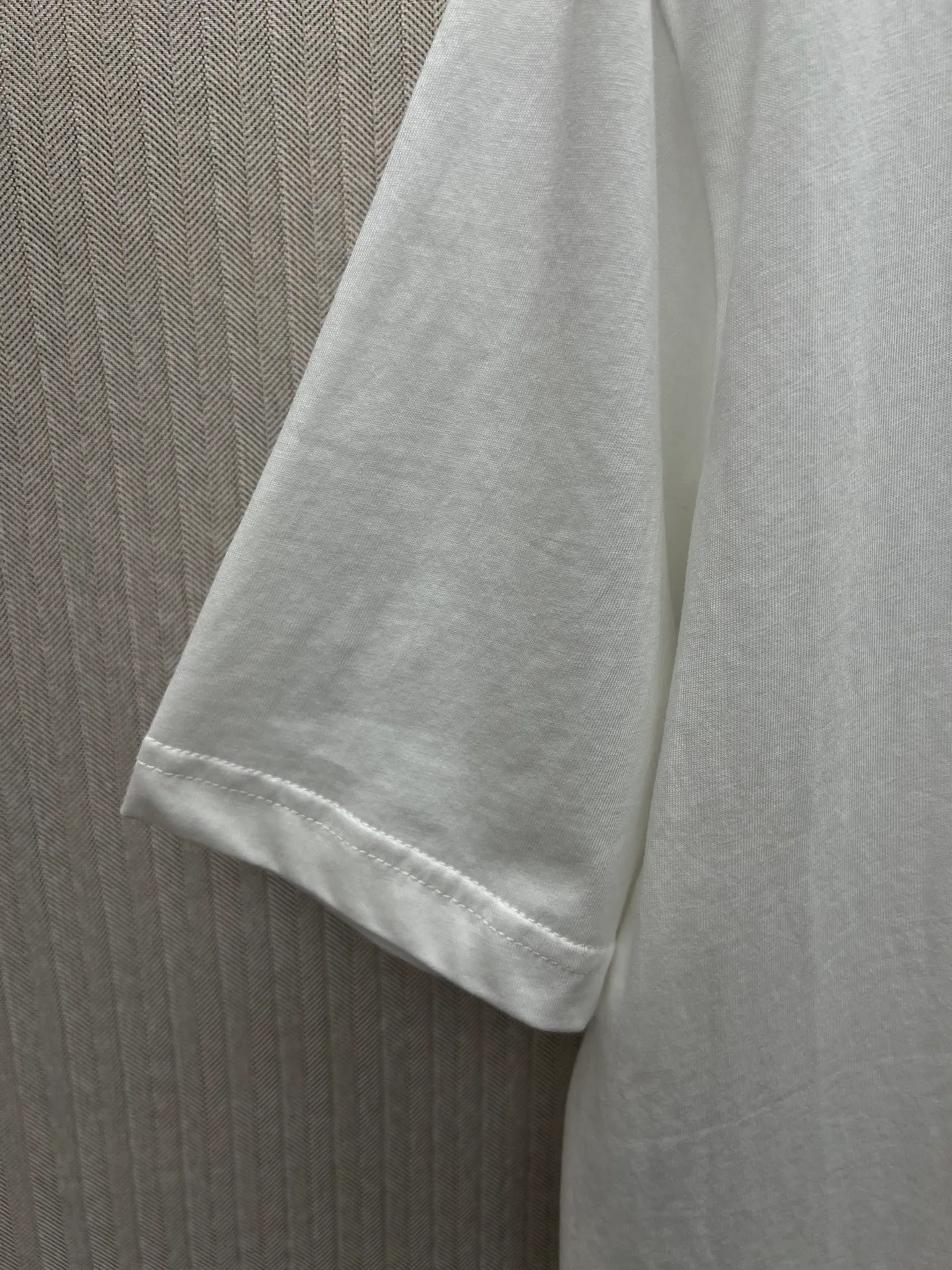 🅿️240 Dior 25ss new T-shirt is a new product of the 2025 winter men's wear series. It is decorated with Dior Love embroidery inspired by Dior archives, paying tribute to Dior's heritage. Crafted from white cotton jersey with a ribbed crew neck. The regular fit pairs easily with tailored trousers and oversized jeans. Size: S.M.L.