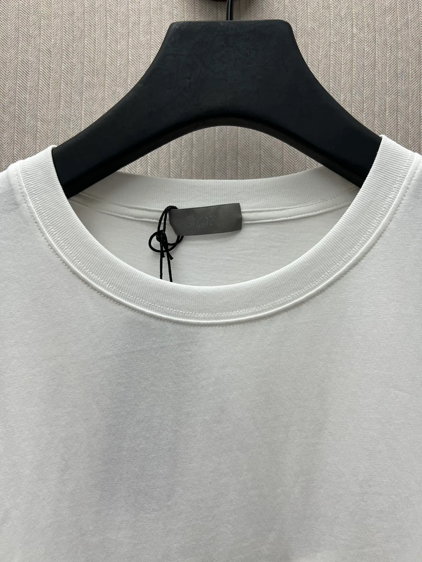 🅿️240 Dior 25ss new T-shirt is a new product of the 2025 winter men's wear series. It is decorated with Dior Love embroidery inspired by Dior archives, paying tribute to Dior's heritage. Crafted from white cotton jersey with a ribbed crew neck. The regular fit pairs easily with tailored trousers and oversized jeans. Size: S.M.L.