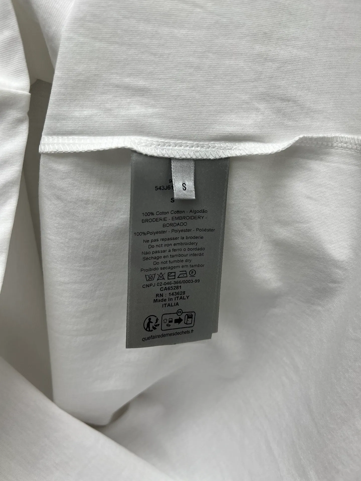 🅿️240 Dior 25ss new T-shirt is a new product of the 2025 winter men's wear series. It is decorated with Dior Love embroidery inspired by Dior archives, paying tribute to Dior's heritage. Crafted from white cotton jersey with a ribbed crew neck. The regular fit pairs easily with tailored trousers and oversized jeans. Size: S.M.L.