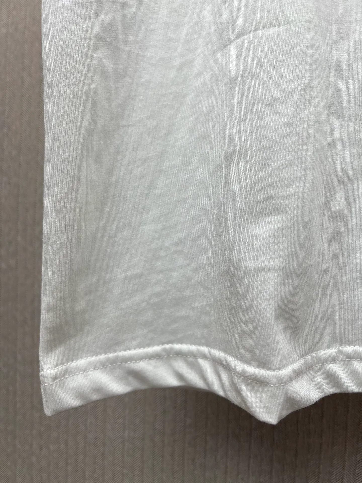 🅿️240 Dior 25ss new T-shirt is a new product of the 2025 winter men's wear series. It is decorated with Dior Love embroidery inspired by Dior archives, paying tribute to Dior's heritage. Crafted from white cotton jersey with a ribbed crew neck. The regular fit pairs easily with tailored trousers and oversized jeans. Size: S.M.L.