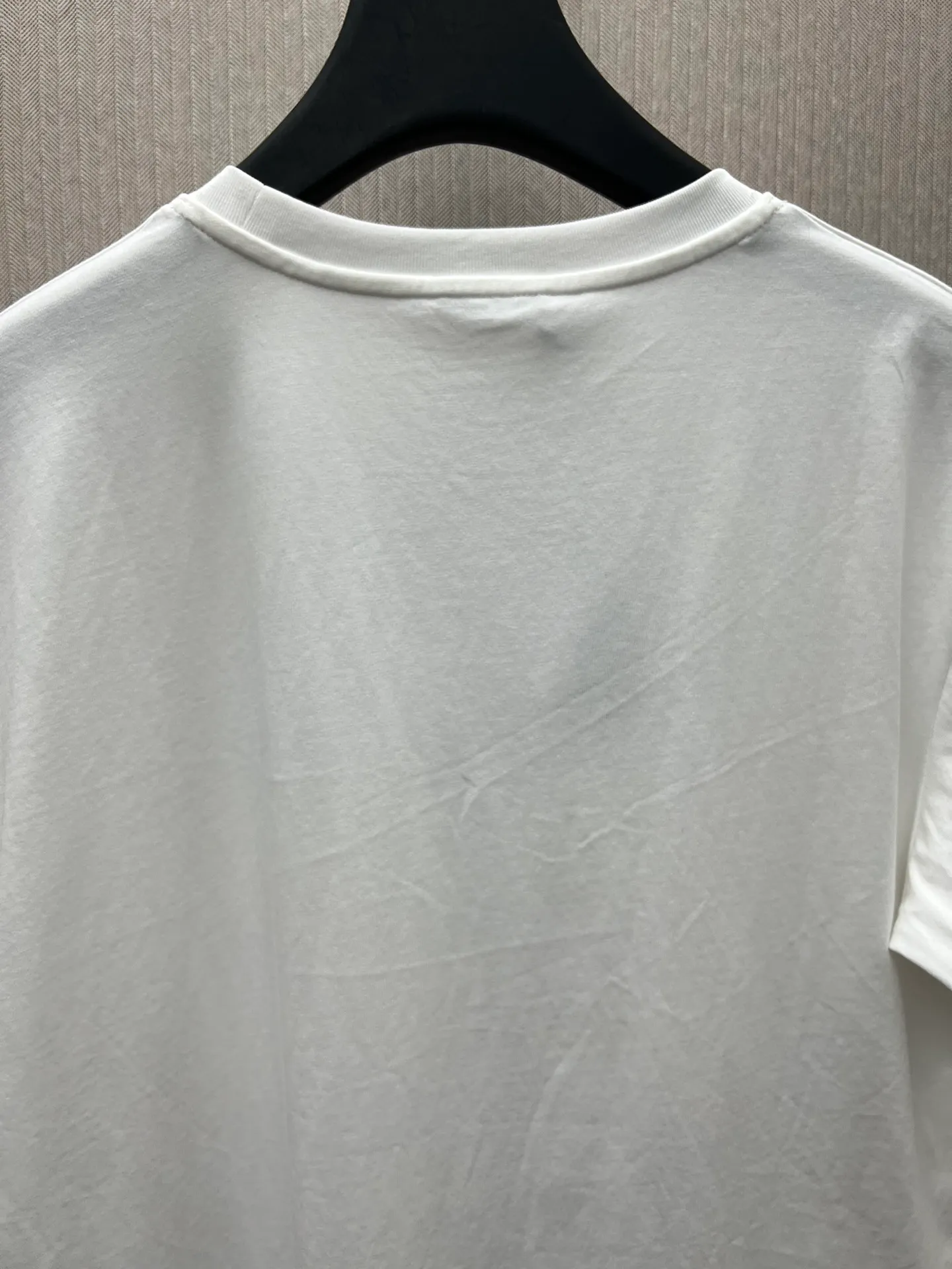 🅿️240 Dior 25ss new T-shirt is a new product of the 2025 winter men's wear series. It is decorated with Dior Love embroidery inspired by Dior archives, paying tribute to Dior's heritage. Crafted from white cotton jersey with a ribbed crew neck. The regular fit pairs easily with tailored trousers and oversized jeans. Size: S.M.L.