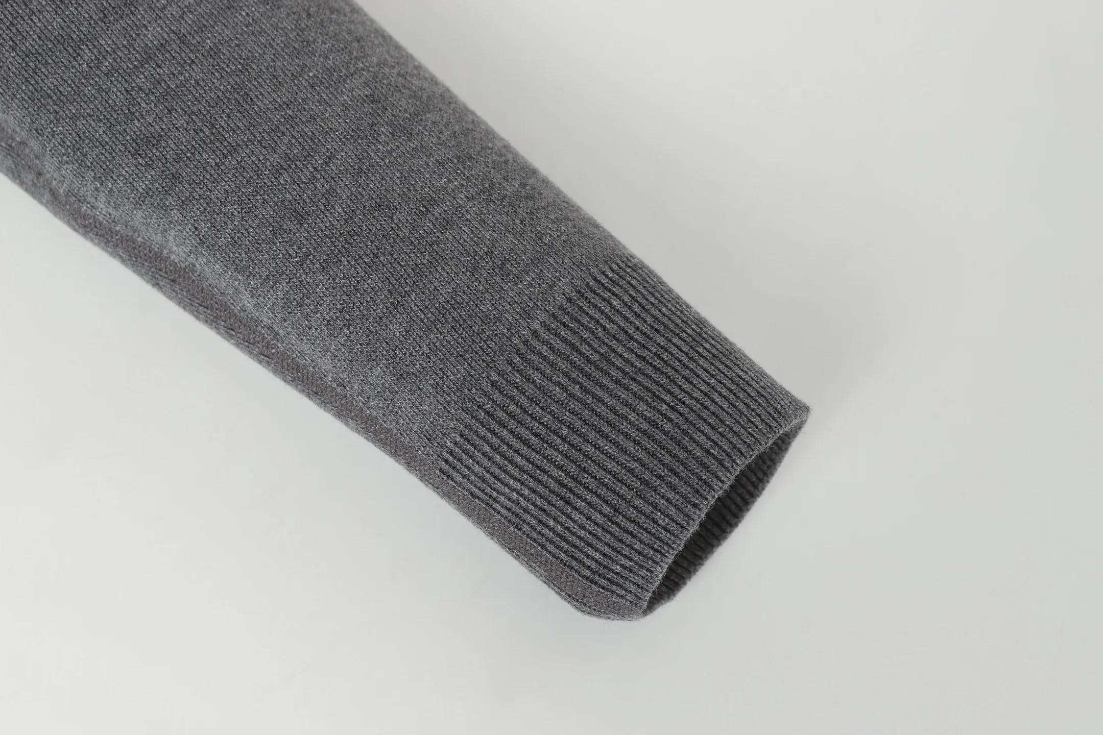 🅿️540 DIOR/Dior double-sided jacquard cashmere knitted hood (grey) was originally purchased and developed for 22,337 yuan. The fabric is made of cashmere blended knitted fabric, which is soft and comfortable. It features a zip closure at the front and subtle ribbed trimming at the cuffs and hem. The reversible design features a solid blue hue on one side and the brand's signature Oblique pattern on the other, with Cistian strap detailing on the back. The unlined cut ensures a light and effortless fit, while the slim fit creates an elegant silhouette. The entire piece has exquisite craftsmanship, double-sided knitting technology enables reversible wear, and ribbed edges enhance the three-dimensional effect. Dry cleaning and maintenance are recommended to maintain the delicate texture of cashmere fabrics. This piece is both casual and fashionable, and can be easily matched with all kinds of clothing, showing the brand's exquisite craftsmanship and classic aesthetics. Color: Navy Gray Size: S M L