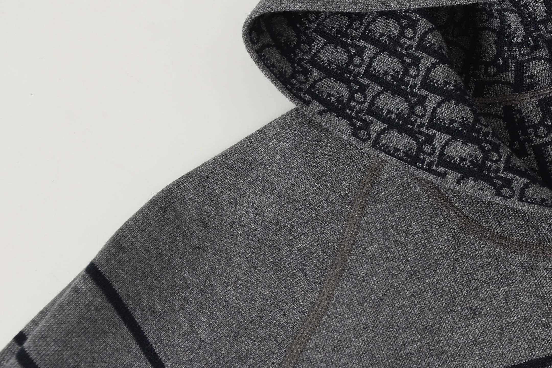 🅿️540 DIOR/Dior double-sided jacquard cashmere knitted hood (grey) was originally purchased and developed for 22,337 yuan. The fabric is made of cashmere blended knitted fabric, which is soft and comfortable. It features a zip closure at the front and subtle ribbed trimming at the cuffs and hem. The reversible design features a solid blue hue on one side and the brand's signature Oblique pattern on the other, with Cistian strap detailing on the back. The unlined cut ensures a light and effortless fit, while the slim fit creates an elegant silhouette. The entire piece has exquisite craftsmanship, double-sided knitting technology enables reversible wear, and ribbed edges enhance the three-dimensional effect. Dry cleaning and maintenance are recommended to maintain the delicate texture of cashmere fabrics. This piece is both casual and fashionable, and can be easily matched with all kinds of clothing, showing the brand's exquisite craftsmanship and classic aesthetics. Color: Navy Gray Size: S M L