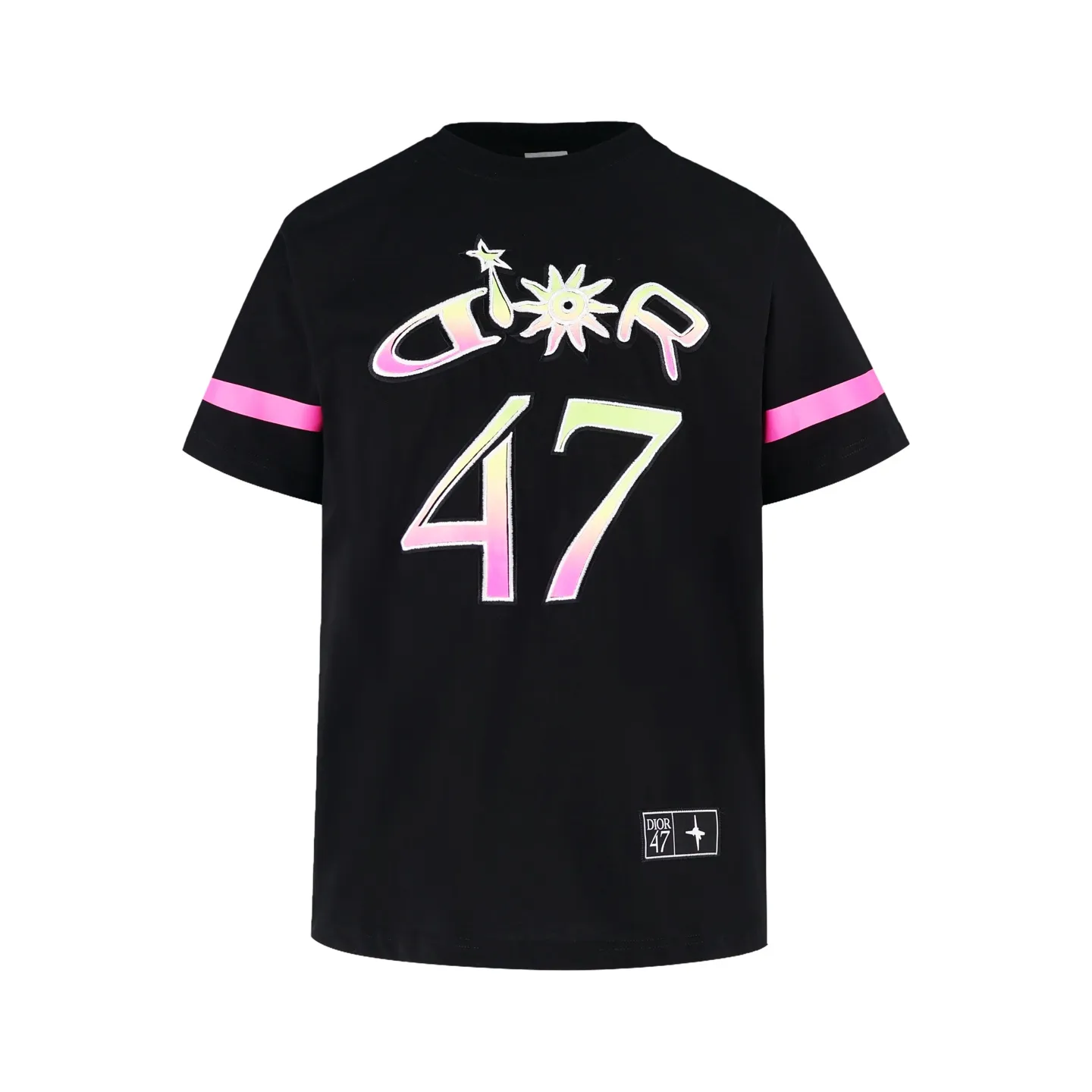 🅿️280 [Exclusive supply] CD 47 colorful embroidered short-sleeves (black) originally purchased for 11,500, custom-woven and dyed in matching colors, 20 pieces, 230g pure cotton slub knitted fabric. The 47 artistic letters are made by needle embroidery technology, which has a strong sense of lines and three-dimensionality, enriching the spatial hierarchy of the overall picture. Color-fixed dyeing is made of soft fine wool and brightly colored wool. Patterns are formed by inserting stitches, which has a unique texture and artistic effect. The overall pattern ensures that the crossing and overlapping of wool threads are reasonable and beautiful to enhance the artistic effect of the finished product. The small mark on the hem is customized accessories. Straight round neck version, standard hanging version, with shoulder-length design, basic solid color, classic and versatile, perfect for wearing inside or outside. Size:S-M-L