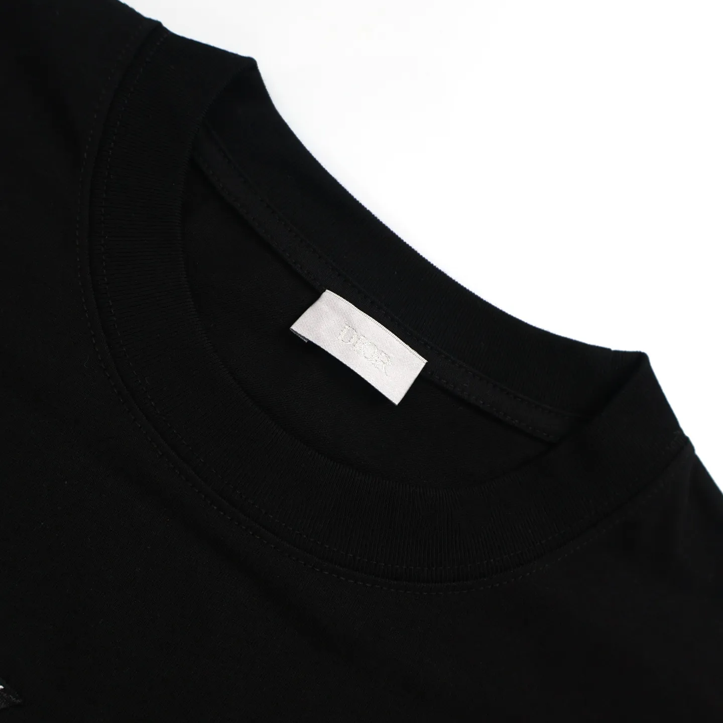 🅿️280 [Exclusive supply] CD 47 colorful embroidered short-sleeves (black) originally purchased for 11,500, custom-woven and dyed in matching colors, 20 pieces, 230g pure cotton slub knitted fabric. The 47 artistic letters are made by needle embroidery technology, which has a strong sense of lines and three-dimensionality, enriching the spatial hierarchy of the overall picture. Color-fixed dyeing is made of soft fine wool and brightly colored wool. Patterns are formed by inserting stitches, which has a unique texture and artistic effect. The overall pattern ensures that the crossing and overlapping of wool threads are reasonable and beautiful to enhance the artistic effect of the finished product. The small mark on the hem is customized accessories. Straight round neck version, standard hanging version, with shoulder-length design, basic solid color, classic and versatile, perfect for wearing inside or outside. Size:S-M-L