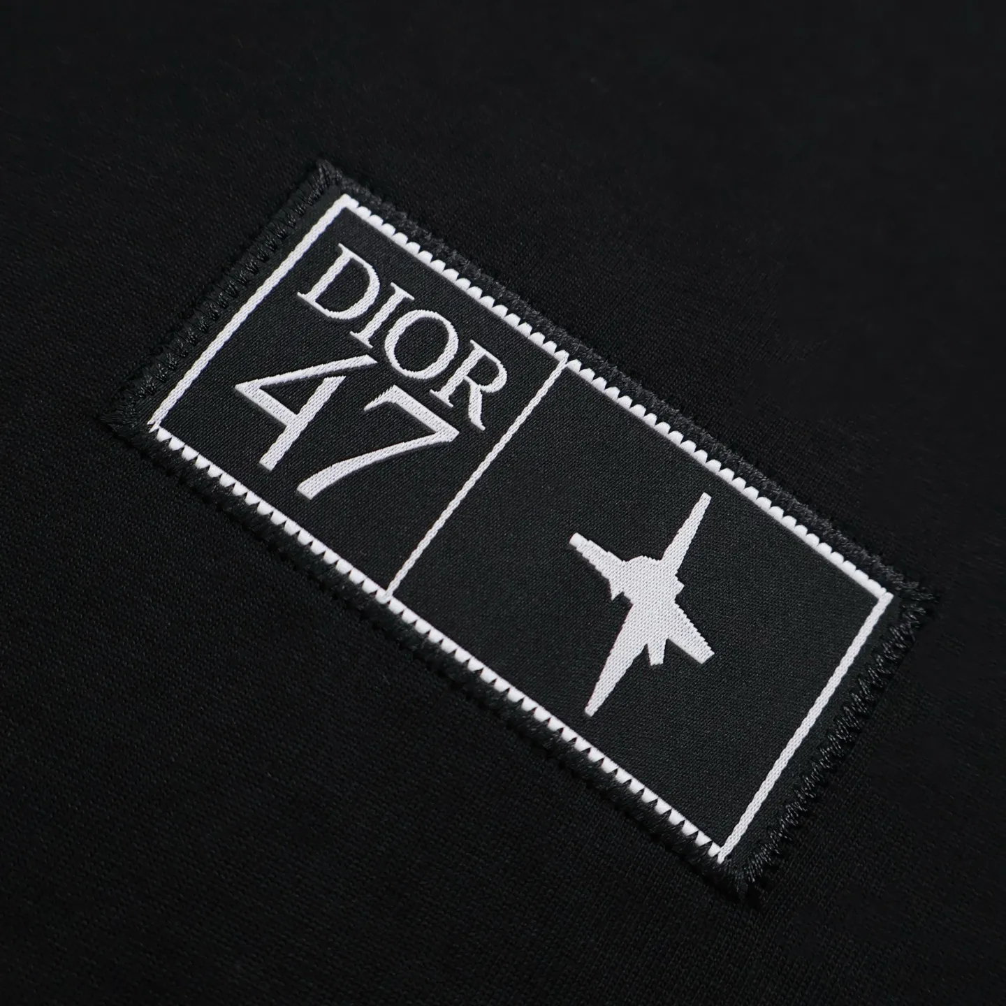 🅿️280 [Exclusive supply] CD 47 colorful embroidered short-sleeves (black) originally purchased for 11,500, custom-woven and dyed in matching colors, 20 pieces, 230g pure cotton slub knitted fabric. The 47 artistic letters are made by needle embroidery technology, which has a strong sense of lines and three-dimensionality, enriching the spatial hierarchy of the overall picture. Color-fixed dyeing is made of soft fine wool and brightly colored wool. Patterns are formed by inserting stitches, which has a unique texture and artistic effect. The overall pattern ensures that the crossing and overlapping of wool threads are reasonable and beautiful to enhance the artistic effect of the finished product. The small mark on the hem is customized accessories. Straight round neck version, standard hanging version, with shoulder-length design, basic solid color, classic and versatile, perfect for wearing inside or outside. Size:S-M-L