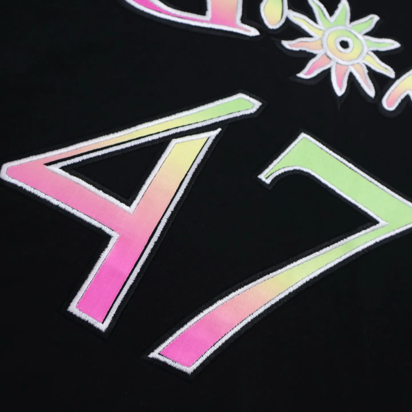 🅿️280 [Exclusive supply] CD 47 colorful embroidered short-sleeves (black) originally purchased for 11,500, custom-woven and dyed in matching colors, 20 pieces, 230g pure cotton slub knitted fabric. The 47 artistic letters are made by needle embroidery technology, which has a strong sense of lines and three-dimensionality, enriching the spatial hierarchy of the overall picture. Color-fixed dyeing is made of soft fine wool and brightly colored wool. Patterns are formed by inserting stitches, which has a unique texture and artistic effect. The overall pattern ensures that the crossing and overlapping of wool threads are reasonable and beautiful to enhance the artistic effect of the finished product. The small mark on the hem is customized accessories. Straight round neck version, standard hanging version, with shoulder-length design, basic solid color, classic and versatile, perfect for wearing inside or outside. Size:S-M-L