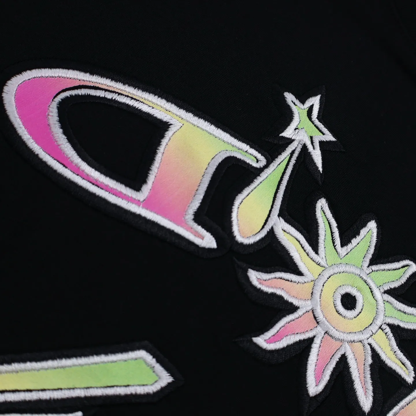 🅿️280 [Exclusive supply] CD 47 colorful embroidered short-sleeves (black) originally purchased for 11,500, custom-woven and dyed in matching colors, 20 pieces, 230g pure cotton slub knitted fabric. The 47 artistic letters are made by needle embroidery technology, which has a strong sense of lines and three-dimensionality, enriching the spatial hierarchy of the overall picture. Color-fixed dyeing is made of soft fine wool and brightly colored wool. Patterns are formed by inserting stitches, which has a unique texture and artistic effect. The overall pattern ensures that the crossing and overlapping of wool threads are reasonable and beautiful to enhance the artistic effect of the finished product. The small mark on the hem is customized accessories. Straight round neck version, standard hanging version, with shoulder-length design, basic solid color, classic and versatile, perfect for wearing inside or outside. Size:S-M-L
