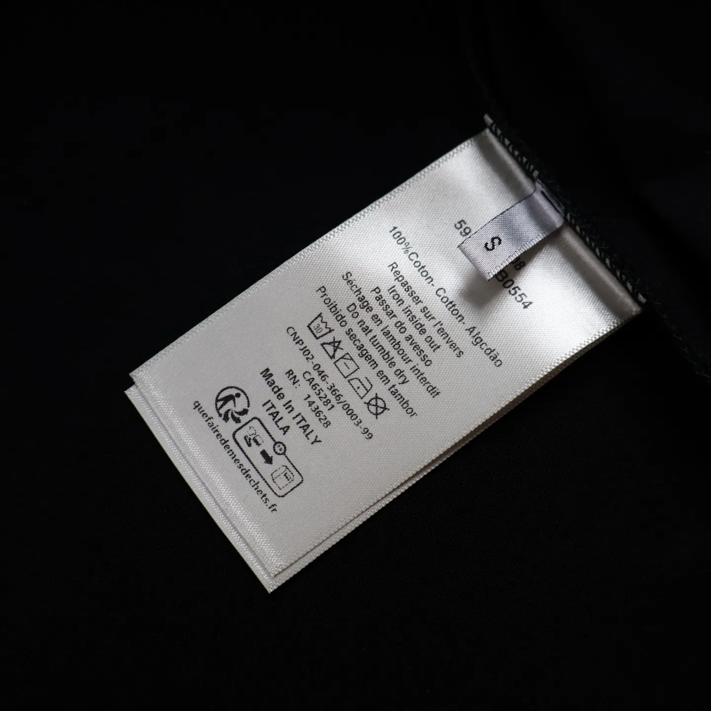 🅿️280 [Exclusive supply] CD 47 colorful embroidered short-sleeves (black) originally purchased for 11,500, custom-woven and dyed in matching colors, 20 pieces, 230g pure cotton slub knitted fabric. The 47 artistic letters are made by needle embroidery technology, which has a strong sense of lines and three-dimensionality, enriching the spatial hierarchy of the overall picture. Color-fixed dyeing is made of soft fine wool and brightly colored wool. Patterns are formed by inserting stitches, which has a unique texture and artistic effect. The overall pattern ensures that the crossing and overlapping of wool threads are reasonable and beautiful to enhance the artistic effect of the finished product. The small mark on the hem is customized accessories. Straight round neck version, standard hanging version, with shoulder-length design, basic solid color, classic and versatile, perfect for wearing inside or outside. Size:S-M-L
