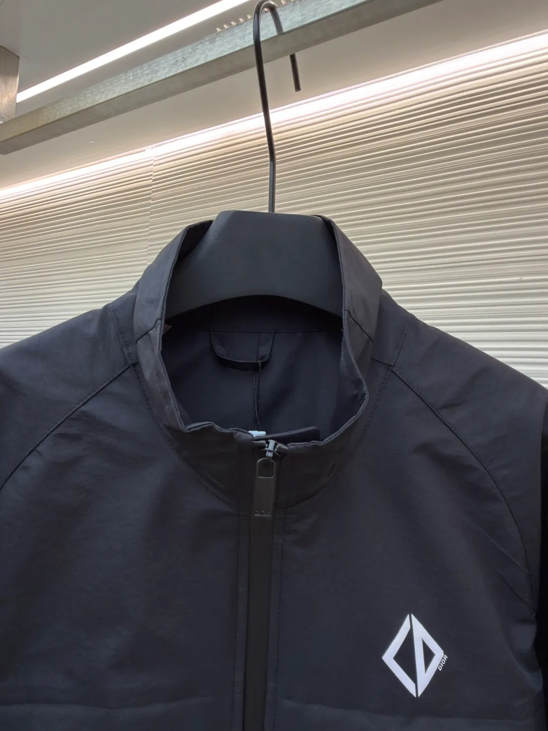 Dior Diamond logo reflective jacket ●Original version: Purchased and developed for 38000 ●Item number: 1681165-B65 ●Fabric: Obsidian intelligent laminated technical silk fabric ●Technology: Fluid laminated production ●Color: black ●Version: Fitted version ●Weight: about 560 grams ●Size: 44-46-48-50 ●Description: Customized Obsidian intelligent laminated technical silk, impermeable to wind and rain. It does not stagnate with sweat. Three-proof barrier. Excellent texture. It is based on pure black, setting a versatile tone. The front Dior Diamond logo is presented in a simple and exquisite form, which complements the eye-catching trimmed Dior logo on the back. When the light falls, it instantly blooms brightly. Between order and function, it builds a minimalist protective aesthetic and dynamic elegance, interpreting a new realm of sports aesthetics with a pioneering attitude. Infrared positioning heat transfer process Infrared positioning CD Diamond position is more accurate Use thermal transfer materials for processing Bake the fabric to fix the printing pattern Add fluorescent powder during the offset printing process Let creativity and inspiration shine, fluid lamination process Liquid glue strips are shaped by condensation Form invisible fluid sealing lines at fabric seams Gradient glue volume technology is used in three-dimensional folds and waterproof sealing Functionality and aesthetics symbiosis, template machine opens the bag Preset templates guide the position, shape and size of the bag opening Accuracy ensures the quality of bag opening results. The overall wiring is straight and delicate, the fabric is comfortable and soft, and the color is consistent without color difference. It can be matched with the same style to create a fashionable look and control various occasions. Customized accessories, complete with three standards, same style for men and women!